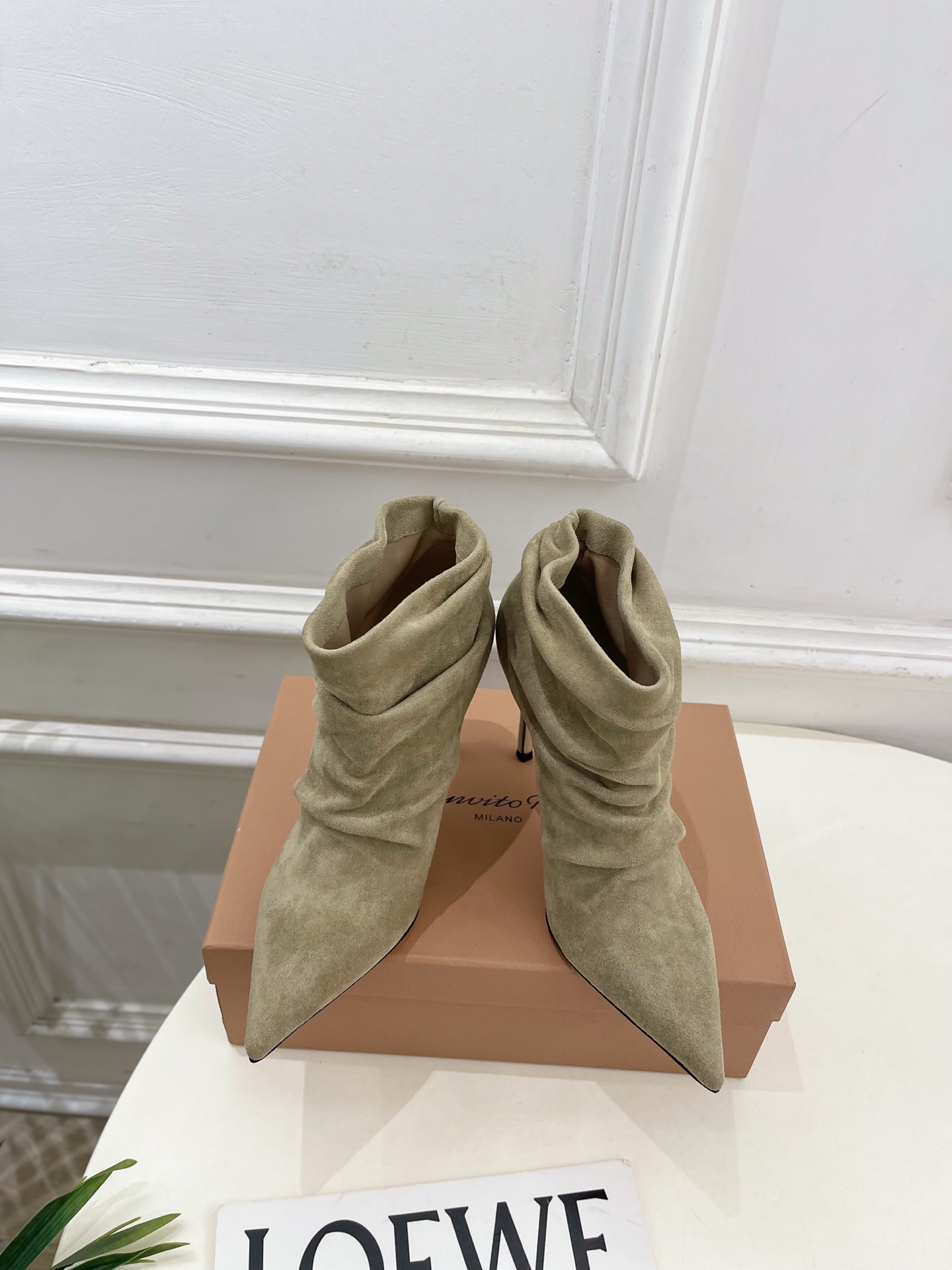 NO:562969,Gianvito Rossi｜Gianvito Rossi 25 2025 autumn and winter new products GR pointed toe retro pleated high-heeled short boots are hot new!  This shoe is definitely a dark horse. It has great looks and is popular among internet celebrity bloggers. It makes the goddesses swoon. Top-notch craftsmanship creates exquisite quality. It is unbeatable and comfortable. It is definitely a love-at-first-sight style!  BS is fashionable and versatile, a must-have for everyone!  Fabric: original custom-made sheepskin leather, lining mixed sheepskin, soles imported from Italy, genuine leather outsole, heel height 9.5cm, Size 35-39 (40.41. Customized, non-refundable), boots, boots, sheepskin, sheep, Leather soles19860909Gianvito Rossi｜吉安维托·罗西 25 2025秋冬新品 GR尖头复古褶皱高跟短靴 火爆上新！ 这鞋绝对是黑马选手 颜值超高 网红博主火爆追捧 特让女神们心动 顶级工艺打造精品质感 无敌舒适 绝对是一见钟情款！BS时尚百搭,人手必备！ 面料原版定制羊猄绒皮 内里混种羊皮里 鞋底意大利进口真皮大底 跟高9.5cm Size35-39（40.41.定制不退换）,靴子,boots,sheepskin,sheep,Leather soles,Women's Shoes