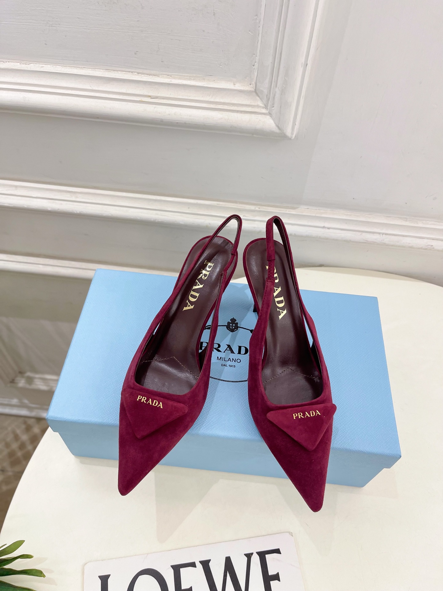 NO:562966,PRADA 25 BS counter catwalk style Saffiano triangular logo slingback sandals series. Uppers are made of highly customized sheep velvet. Lining is imported water-dyed sheepskin. Outsole is original Italian leather. Heel height is 7.5cm. Shoe size: 35-39 (34, 40, 41 are custom-made and non-refundable). High-heeled sandals, prada, prada, sandals, high heels, sheepskin, sheep, Leather soles.19860909PRADA 普拉达 25 BS专柜走秀款Saffiano三角标露跟凉鞋系列 鞋面高定制羊猄绒 内里进口水染羊皮 大底原版意大利真皮大底 跟高7.5cm 鞋码:35-39（34、40、41定做不退换）,高跟鞋凉鞋,prada,prada,sandals,high heels,sheepskin,sheep,Leather soles,Women's Shoes
