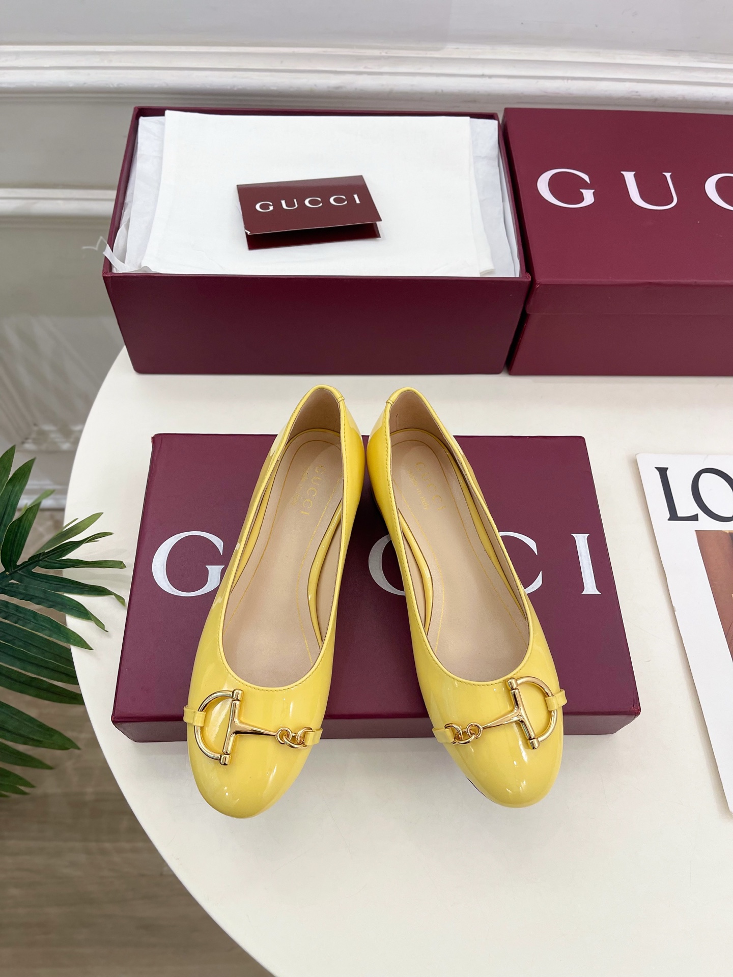 NO:562954,Gucci | Gucci 25 New Products for Autumn and Winter 2025 Catwalk Style Classic Half Marathon Buckle Ballet Flats The flagship series is finally available, and the products are worth looking forward to!  Original classics, new designs, BS purchasing level!  Full of high-end feel!  A favorite among bloggers at home and abroad, it is retro and fashionable, easy to wear and looks great on your feet!  The official website mainly recommends, new colors are continuously updated ━━━━━t ━━━━━ Upper original specific cow patent leather Lining: imported sheepskin lining Outsole original Italian leather outsole Heel height 2.5cm Shoe size: 35-39 (40.41. Can be customized), ballet shoes, gucci, gucci, flats, sheepskin, Leather  soles19860909Gucci | 古驰25 2025秋冬新品 走秀款 经典半马衔扣芭蕾平底鞋 主打系列终于面世,狠货值得期待！原有的经典 创造新设计  BS代购级别！高级感十足！国内外博主刷爆的一款,复古又时髦 穿搭简便 上脚美炸了！官网主推,新色持续更新 ━━━━━ t ━━━━━ 鞋面原版特定牛漆皮  内里: 进口羊皮里 大底原版意大利真皮大底 跟高2.5cm 鞋码: 35-39（40.41.可定做）,芭蕾舞鞋,gucci,gucci,flats,sheepskin,Leather soles,Women's Shoes