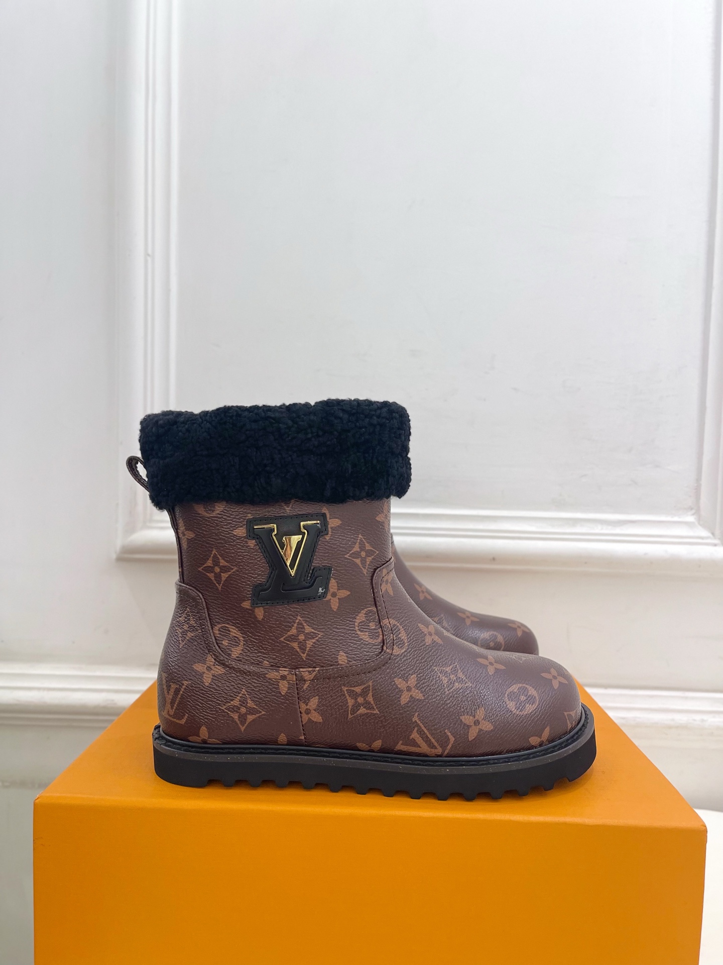 NO:613877,Out of LV | Louis Vuitton 25 2025 autumn and winter new products, top version, the counter focuses on the latest LV furry snow boots, new hard goods, BS purchasing level!  Full of high-end feel!  A popular model among bloggers at home and abroad, it is retro, fashionable and looks great on your feet!  The official website's main recommendation★ ━━━━━ t ━━━━━ Original custom-made mercerized cow suede/presbyopia upper. Lining: Imported wool outsole. Original custom molded combination outsole. Heel height 2cm. Shoe size: 35-39 (40.41.42 customization is not returnable), snow boots, louis vuitton, louis  vuitton,boots19860909出LV | 路易威登 25 2025秋冬新品顶级版本 专柜主打最新款LV毛毛雪地靴 硬货上新 BS代购级别！高级感十足！国内外博主刷爆的一款,复古又时髦上脚美炸了！官网主推款★ ━━━━━ t ━━━━━ 鞋面原版特定制丝光牛反绒/老花  内里: 进口羊毛 大底原版定制开模组合大底 跟高2cm 鞋码: 35-39（40.41.42定制不退换）,雪地靴,louis vuitton,louis vuitton,boots,Women's Shoes