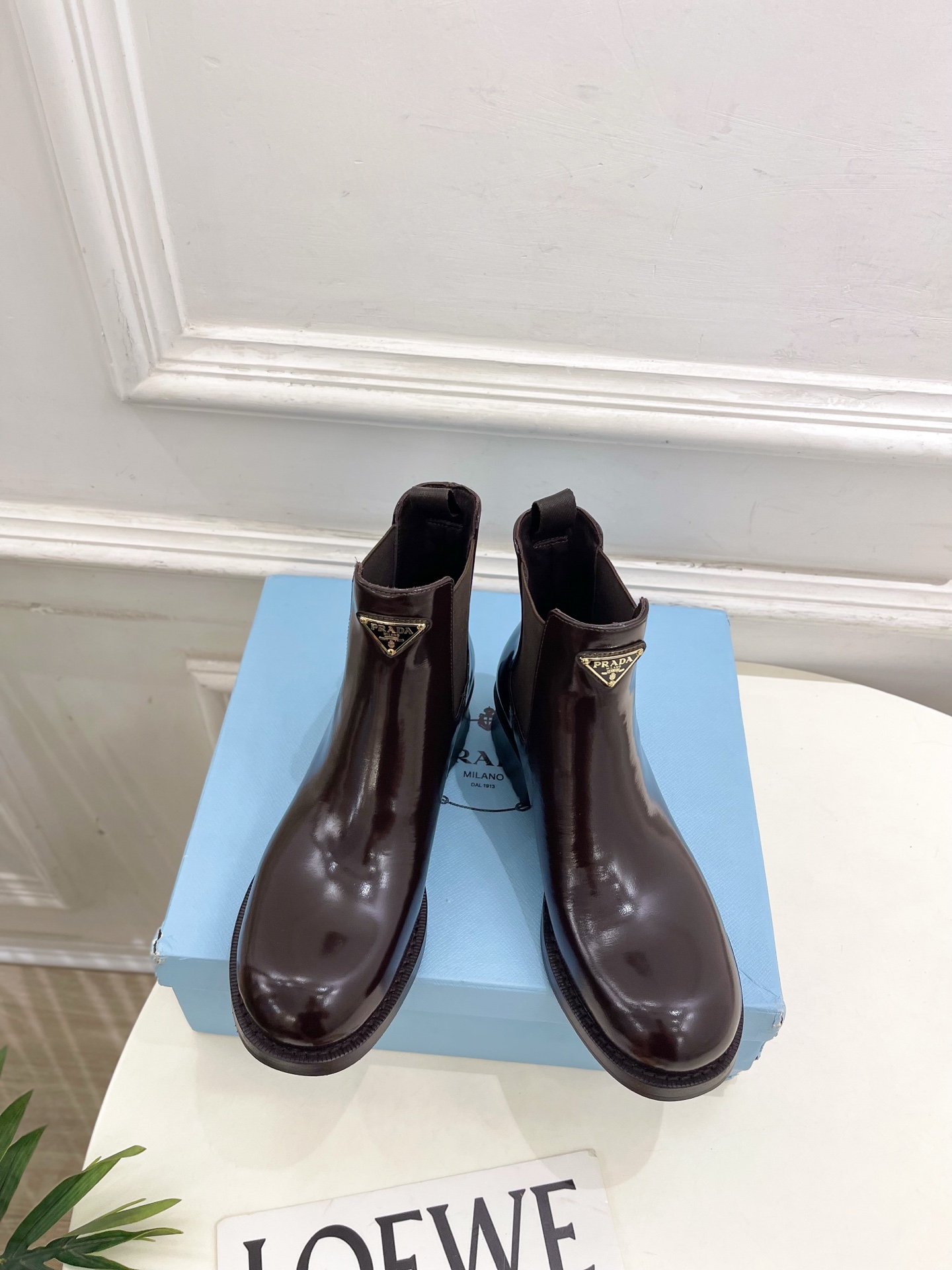 NO:629589,PRADA 25 2025 autumn and winter new products, counter catwalk style, classic triangular logo Chelsea thick-soled short boots series, original high-custom open edge beads on the upper, imported silk sheepskin lining, original open-molded TPU wear-resistant outsole, heel height 4cm, shoe size: 35-39 (40.41. customized), boots, prada, prada, boots, sheepskin19860909PRADA 普拉达 25 2025秋冬新品 专柜走秀款 经典三角标切尔西厚底短靴系列 鞋面原版高定制开边珠 内里进口丝绸羊皮里 大底原版开模TPU耐磨大底  跟高4cm 鞋码:35-39（40.41.定制）,靴子,prada,prada,boots,sheepskin,Women's Shoes