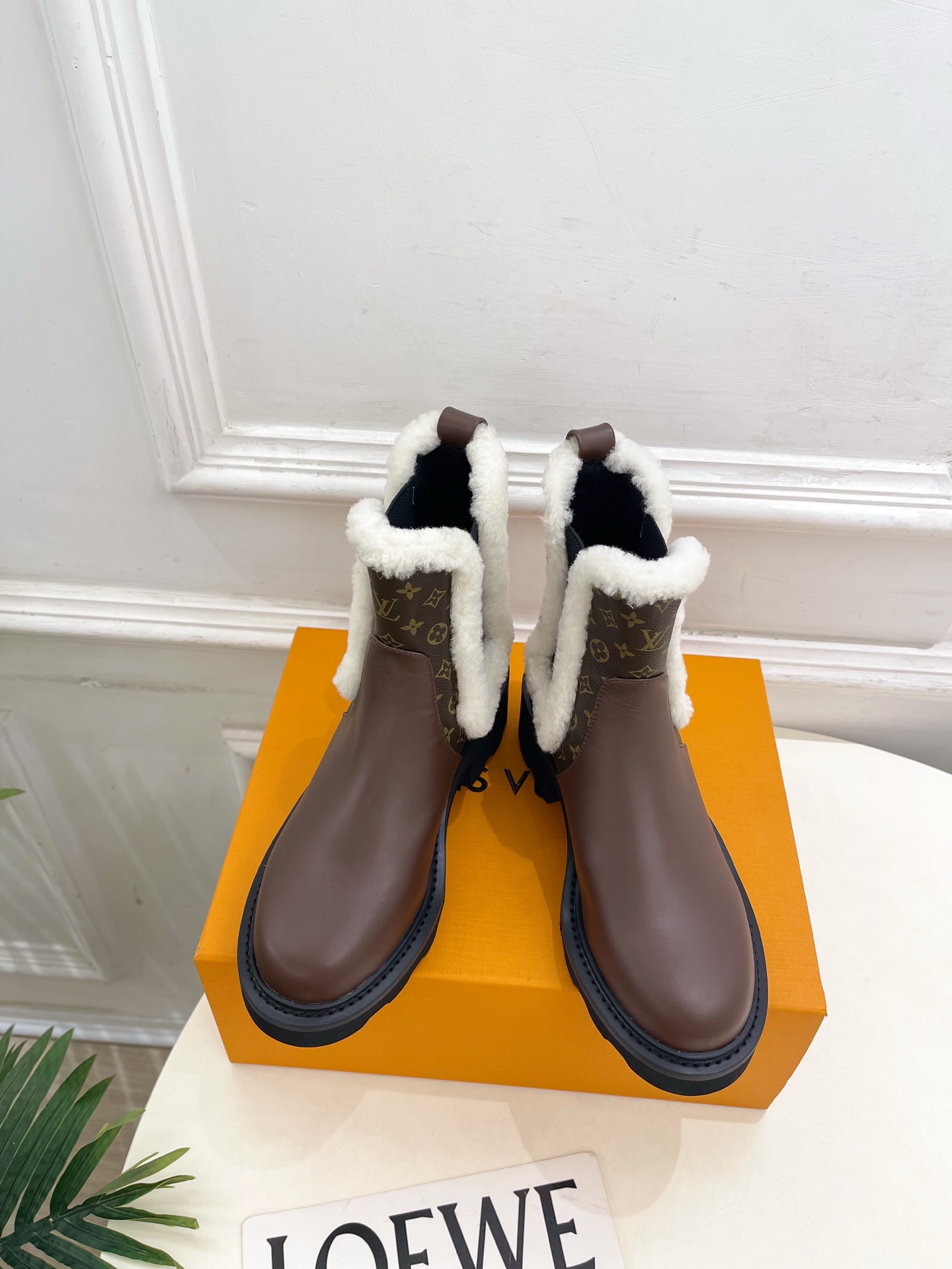 NO:576782,LV | Louis Vuitton 25 2025 autumn and winter new products, top version, the counter features the latest LV BEAUBOURG wool-trimmed Chelsea short boots, new hard goods, BS purchasing level!  Full of high-end feel!  A popular model among bloggers at home and abroad, it is retro, fashionable and looks great on your feet!  The official website's main recommendation★ ━━━━━ t ━━━━━ Upper original specific calfskin/presbyopia Lining: imported sheepskin outsole original custom molded non-slip outsole Heel height 5.5cm Shoe size: 35-39 (40.41 customization is not returnable), boots, louis vuitton, louis  vuitton,boots,cowhide,sheepskin19860909LV | 路易威登 25 2025秋冬新品顶级版本 专柜主打最新款LV BEAUBOURG羊毛边切尔西短靴 硬货上新 BS代购级别！高级感十足！国内外博主刷爆的一款,复古又时髦上脚美炸了！官网主推款★ ━━━━━ t ━━━━━ 鞋面原版特定小牛皮/老花  内里: 进口羊皮 大底原版定制开模防滑大底 跟高5.5cm 鞋码: 35-39（40.41定制不退换）,靴子,louis vuitton,louis vuitton,boots,cowhide,sheepskin,Women's Shoes
