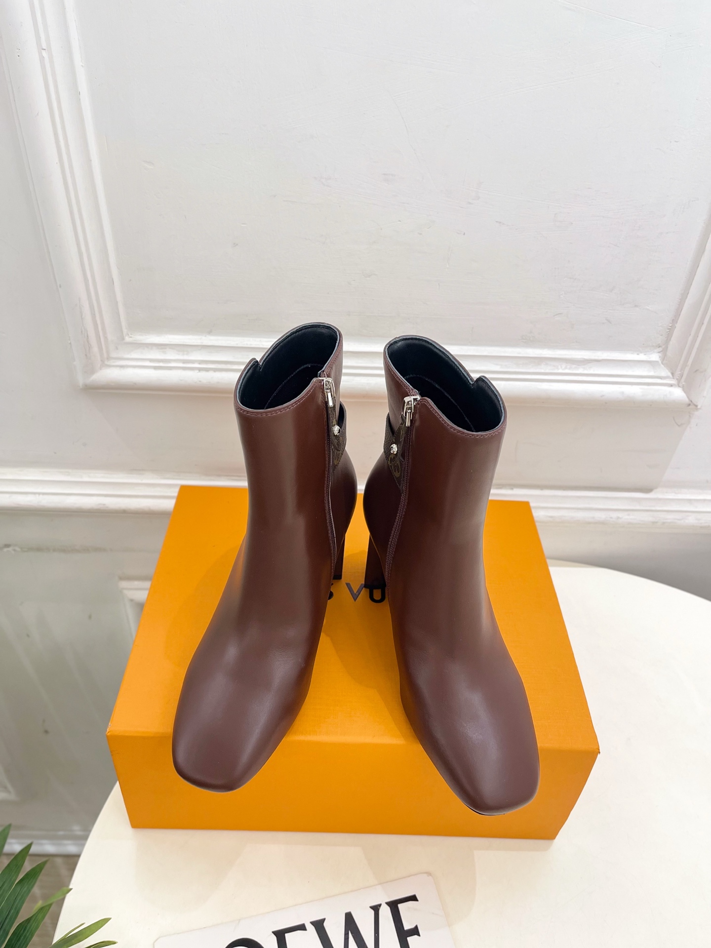 NO:576778,LV | Louis Vuitton 25 2025 autumn and winter new products top version, the counter features the latest classic presbyopic belt buckle plum blossom heel square toe ankle boots, new hard goods, BS purchasing level!  Full of high-end feel!  A popular model among bloggers at home and abroad, it is retro, fashionable and looks great on your feet!  The official website's main recommendation★ ━━━━━t ━━━━━ Original specific calfskin upper, lining: imported water-dyed sheepskin lining, original imported genuine leather outsole, 7.5cm heel height, shoe size: 35-39 (40.41 customized, non-returnable), boots, louis vuitton, louis  vuitton,boots,cowhide,sheepskin,Leather soles19860909LV | 路易威登 25 2025秋冬新品顶级版本 专柜主打最新款 经典老花皮带扣梅花跟方头及踝靴 硬货上新 BS代购级别！高级感十足！国内外博主刷爆的一款,复古又时髦上脚美炸了！官网主推款★ ━━━━━ t ━━━━━ 鞋面原版特定小牛皮  内里: 进口水染羊皮里 大底原版进口真皮大底 跟高7.5cm 鞋码: 35-39（40.41定制不退换）,靴子,louis vuitton,louis vuitton,boots,cowhide,sheepskin,Leather soles,Women's Shoes