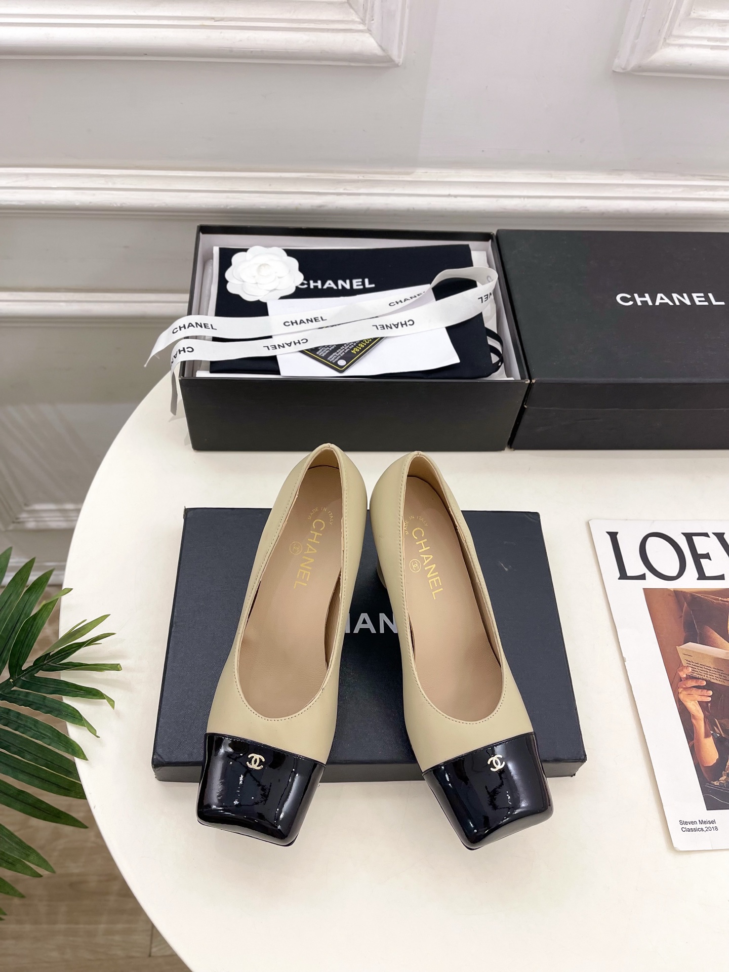 NO:578403,| Xiaoxiang 25 2025 new autumn and winter products, classic catwalk models in the counter, Xiaoxiang Double C color-blocked square-toe high heels are new in the series. The absolute best in the BS fashion circle. The matching will interpret the meticulous, minimalist and never-fading classic elements, showing a unique dressing style that is too beautiful to say. A must-have item for summer... ━━━━━ t ━━━━━  Highly customized upper, original lambskin patent leather, lining imported silk sheepskin, outsole, original Italian leather outsole, heel height 8.5cm, shoe size: 35-39 (40.41 customized, non-refundable), high heels, single shoes, high heels, sheepskin, Leather soles19860909| 小香 25 2025 秋冬新品 专柜经典走秀款 小香双C拼色方头高跟鞋 系列上新 BS时尚圈的绝绝子 搭配将演绎着细致 极简 永不褪去的经典元素 展现与众不同的穿搭风格美到无话可说 夏季必入款…… ━━━━━ t ━━━━━ 鞋面高定制原版小羊皮漆皮  内里进口丝绸羊皮里 大底原版意大利真皮大底 跟高8.5cm 鞋码: 35-39（40.41定制不退换）,高跟鞋单鞋,high heels,sheepskin,Leather soles,Women's Shoes