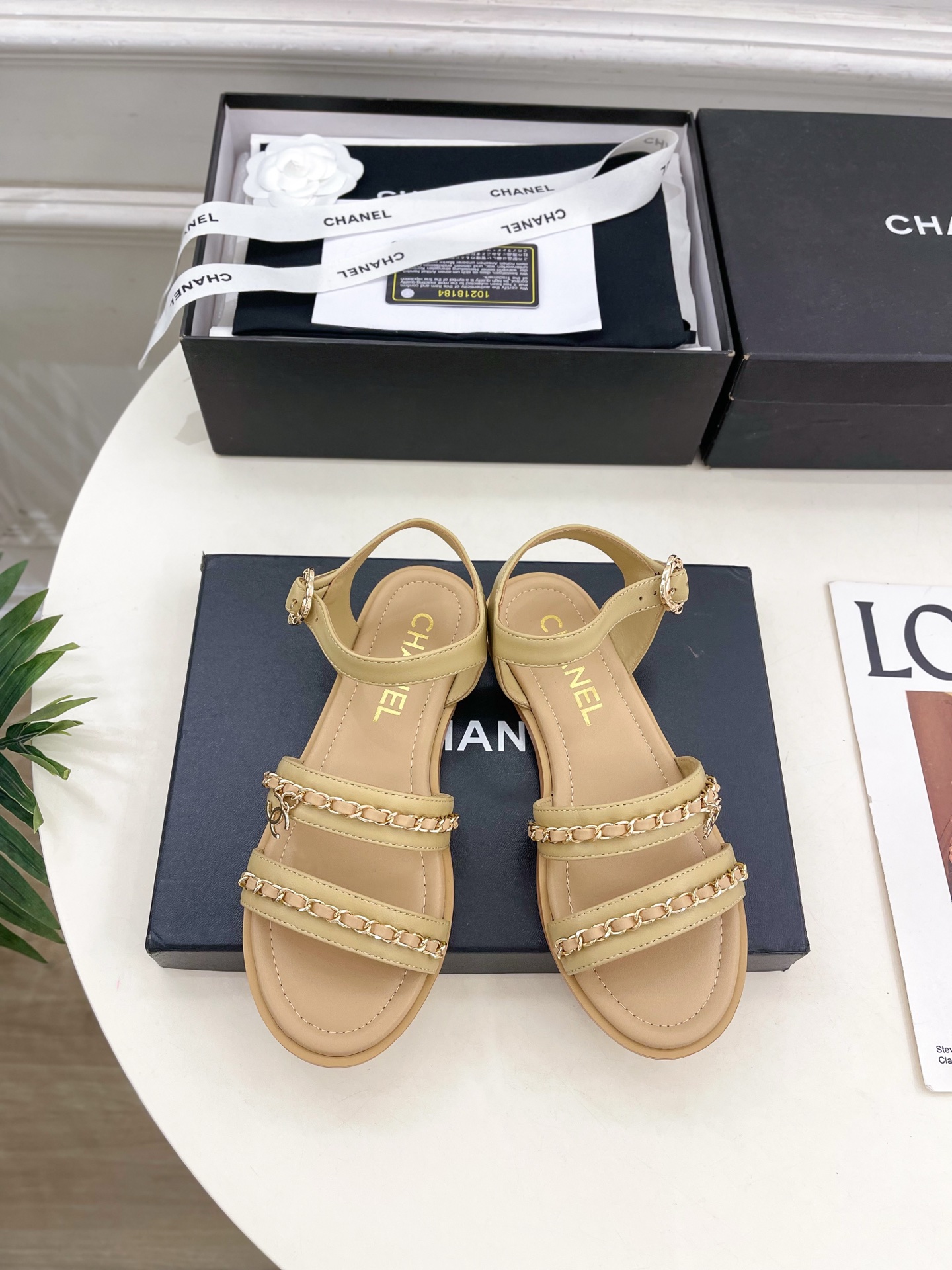 NO:578401,| Xiaoxiang 25 2025 spring and summer new products, classic models in the counter, Xiaoxiang double C buckle chain flat sandals series are new, the absolute best in the BS fashion circle, the matching will interpret the meticulous, minimalist, classic elements that will never fade away, showing a unique dressing style that is too beautiful to say, a must-have style in summer... ━━━━━ t ━━━━━  Original high-customized lambskin upper, imported hybrid sheepskin lining, original molded custom anti-slip outsole, shoe size: 35-39 (40.41 customized, non-returnable), sandals, sandals, sheepskin19860909| 小香 25 2025 春夏新品 专柜经典款 小香双C扣链条平底凉鞋系列上新 BS时尚圈的绝绝子 搭配将演绎着细致 极简 永不褪去的经典元素 展现与众不同的穿搭风格美到无话可说 夏季必入款…… ━━━━━ t ━━━━━ 鞋面原版高定制小羊皮 内里进口混种羊皮里  大底原版开模定制防滑大底 鞋码: 35-39（40.41定制不退换）,凉鞋,sandals,sheepskin,Women's Shoes