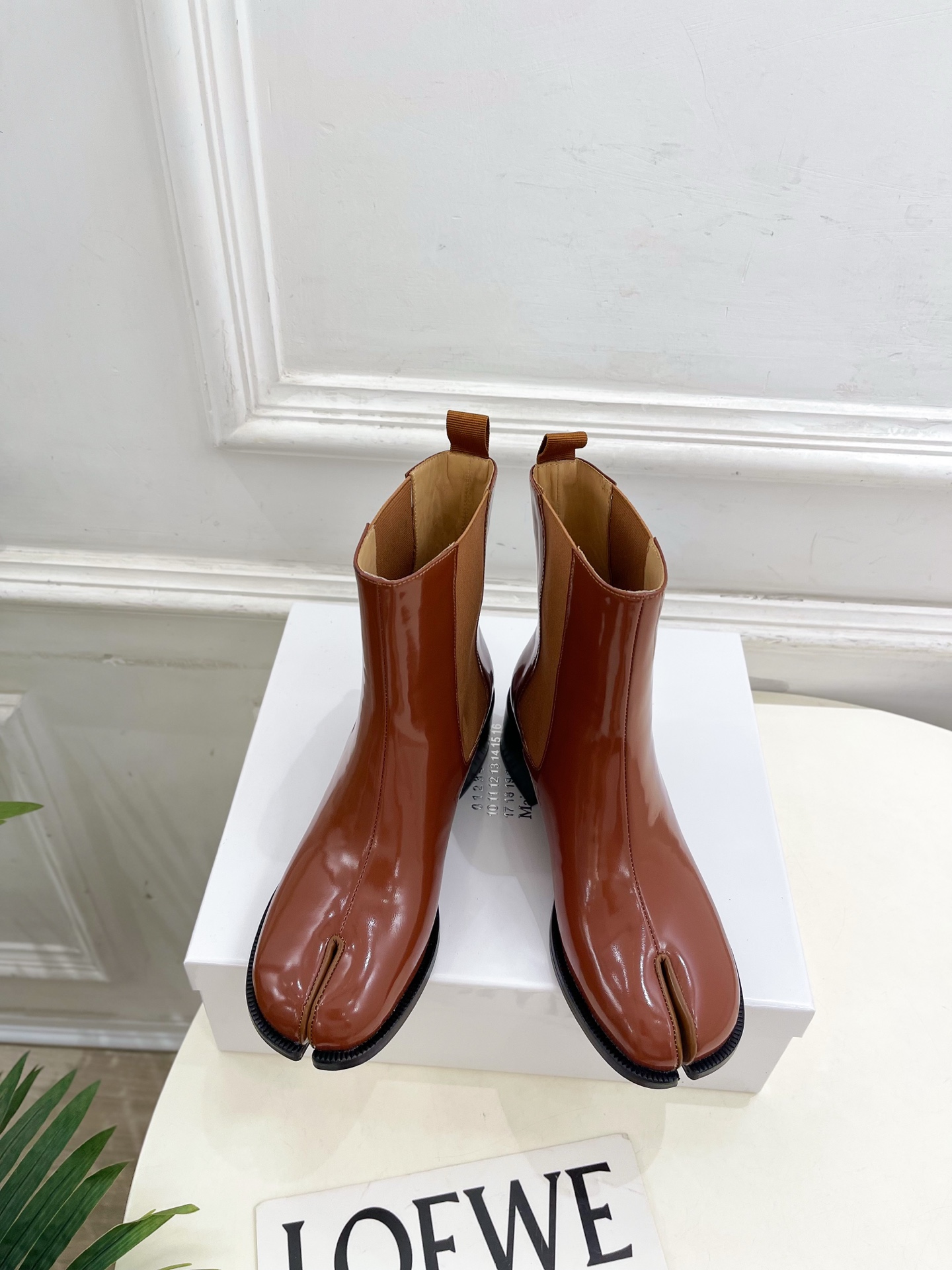 NO:578396,Maison Margiela · MM6 Margiela 2025 new autumn and winter classic retro split-toe Chelsea short boots—————————— MM6 is the most popular genius designer brand in the past two years. Its simple design and luxurious texture will make you fall in love with it. If you don’t want to hit the streets, you can check out this brand. It is relatively niche but is so easy to match. You can see this brand everywhere on Instagram and Xiaohongshu!  BS original one-to-one customization, original custom-made cowhide for the upper, imported cowhide lining for the lining, original imported genuine leather outsole, heel height 4.5cm, size 35-39 (40.41 can be customized), boots, masion margiela, masion margiela, boots, cowhide, Leather soles19860909Maison Margiela· MM6马吉拉 2025 秋冬新款 经典复古分趾切尔西短靴————————— MM6作为这两年最受欢迎的鬼才设计师品牌,设计简单、奢华的质感让你爱不释手 不想满大街撞款的可以看看这个品牌,比较小众却又是那么好搭配,ins、小红书随处可见这个品牌的身影 ！BS原版一比一定制 鞋面原版特定制牛皮 内里进口牛皮里 大底原版进口真皮大底 跟高4.5cm 码数35-39（40.41可定做）,靴子,masion margiela,masion margiela,boots,cowhide,Leather soles,Women's Shoes