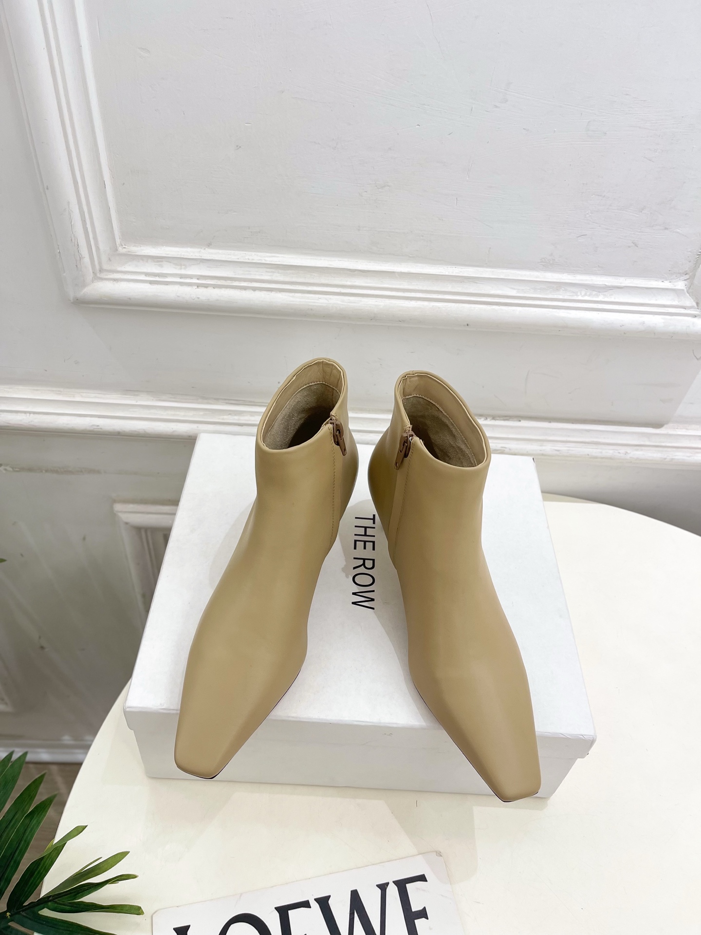 NO:578389,The row’s 2025 autumn and winter new product, retro small square toe side zipper cat heel short boots ————————— As the most popular designer brand in the past two years, the design is simple, the details are clever, fresh and refined!  If you don’t want to hit the streets with random styles, you can check out this brand. It’s relatively niche but is so easy to match. You can see this brand everywhere on Instagram and Xiaohongshu!  BS original version customized one to one!  Upper original specific sheepskin/cashmere, lining imported cloth, outsole original customized leather outsole, heel height 4.5cm, size 35-39 (40. Customized, non-returnable), boots, boots, sheepskin, Leather soles19860909The row 2025秋冬新品 复古小方头侧拉链猫跟短靴 ————————— 作为这两年最受欢迎的设计师牌,设计简单、细节巧妙、清新脱俗！ 不想满大街撞款的可以看看这个品牌,比较小众却又是那么好搭配,ins、小红书随处可见这个品牌的身影 ！BS原版一比一定制！ 鞋面原版特定羊皮/羊绒 内里进口布里 大底原版定制真皮大底 跟高4.5cm 码数35-39(40.订做不退换）,靴子,boots,sheepskin,Leather soles,Women's Shoes