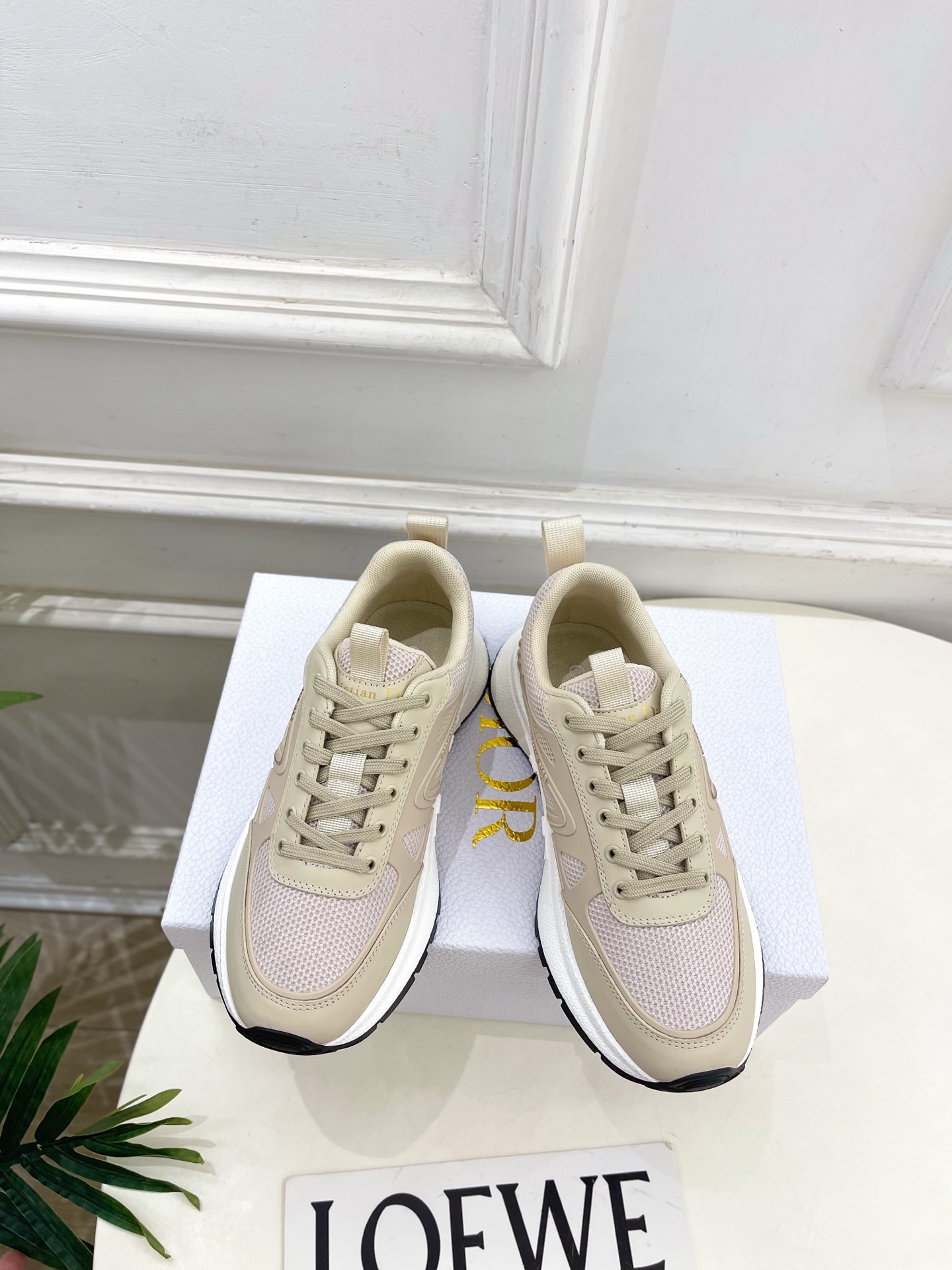 NO:592408,Dior | Dior 25 autumn and winter new products, top version, the counter’s main new CD couple’s casual sports shoes, new hard goods, BS purchasing level!  Full of high-end feel!  A popular model among bloggers at home and abroad, it’s retro and fashionable, and your feet look stunning!  The official website's main recommendation★ ━━━━━t ━━━━━ Original custom-made cowhide technology surface for the upper. Lining: Imported breathable mesh lining. Original open-molded TPU outsole. Shoe size: Female 35-39 (40.41 customized, non-returnable) Male 40-44 (39.45 customized, non-refundable)  Women, men, casual shoes/sports shoes, dior, dior, sneakers, cowhide19860909Dior | 迪奥 25 秋冬新品 顶级版本 专柜主打新款 CD情侣款休闲运动鞋 硬货上新 BS代购级别！高级感十足！国内外博主刷爆的一款,复古又时髦 上脚美炸了！官网主推款★ ━━━━━ t ━━━━━ 鞋面原版定制牛皮科技面   内里: 进口透气网里 大底原版开模TPU大底 鞋码: 女35-39（40.41定制不退换） 男40-44（39.45定制不退换） 女、男,休闲鞋/运动鞋,dior,dior,sneakers,cowhide,Women's Shoes