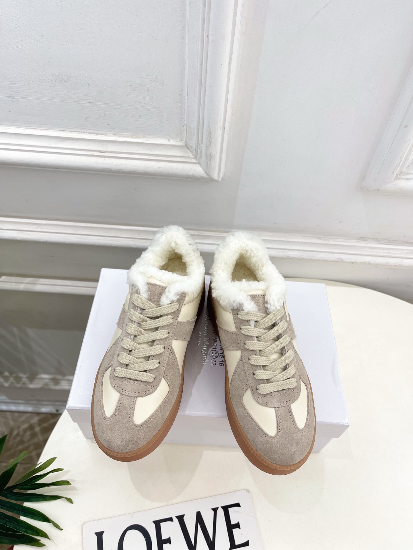 NO:592405,Maison Margiela · Margiela 2025ss new autumn and winter products thick-soled lace-up wool moral training shoes casual shoes—————————— MM6 is the most popular genius designer brand in the past two years. Its simple design and luxurious texture will make you fall in love with it. If you don’t want to hit the streets, you can check out this brand. It is relatively niche but is so easy to match. You can see this brand everywhere on Instagram and Xiaohongshu!  Original one-to-one customization. Original high-mercerized cow suede/cowhide upper. Imported wool lining. Original open-molded anti-slip outsole. Bottom height 4.5cm. Size 35~39 (40 can be customized), casual shoes/sports shoes, masion margiela, masion margiela, sneakers, cowhide.19860909Maison Margiela· 马吉拉 2025ss 秋冬新品 厚底系带羊毛德训鞋休闲鞋————————— MM6作为这两年最受欢迎的鬼才设计师品牌,设计简单、奢华的质感让你爱不释手 不想满大街撞款的可以看看这个品牌,比较小众却又是那么好搭配,ins、小红书随处可见这个品牌的身影 ！原版一比一定制 鞋面原版高丝光牛反绒/牛皮 内里进口羊毛里 大底原版开模防滑大底 底高4.5cm 码数35~39（40可定制）,休闲鞋/运动鞋,masion margiela,masion margiela,sneakers,cowhide,Women's Shoes