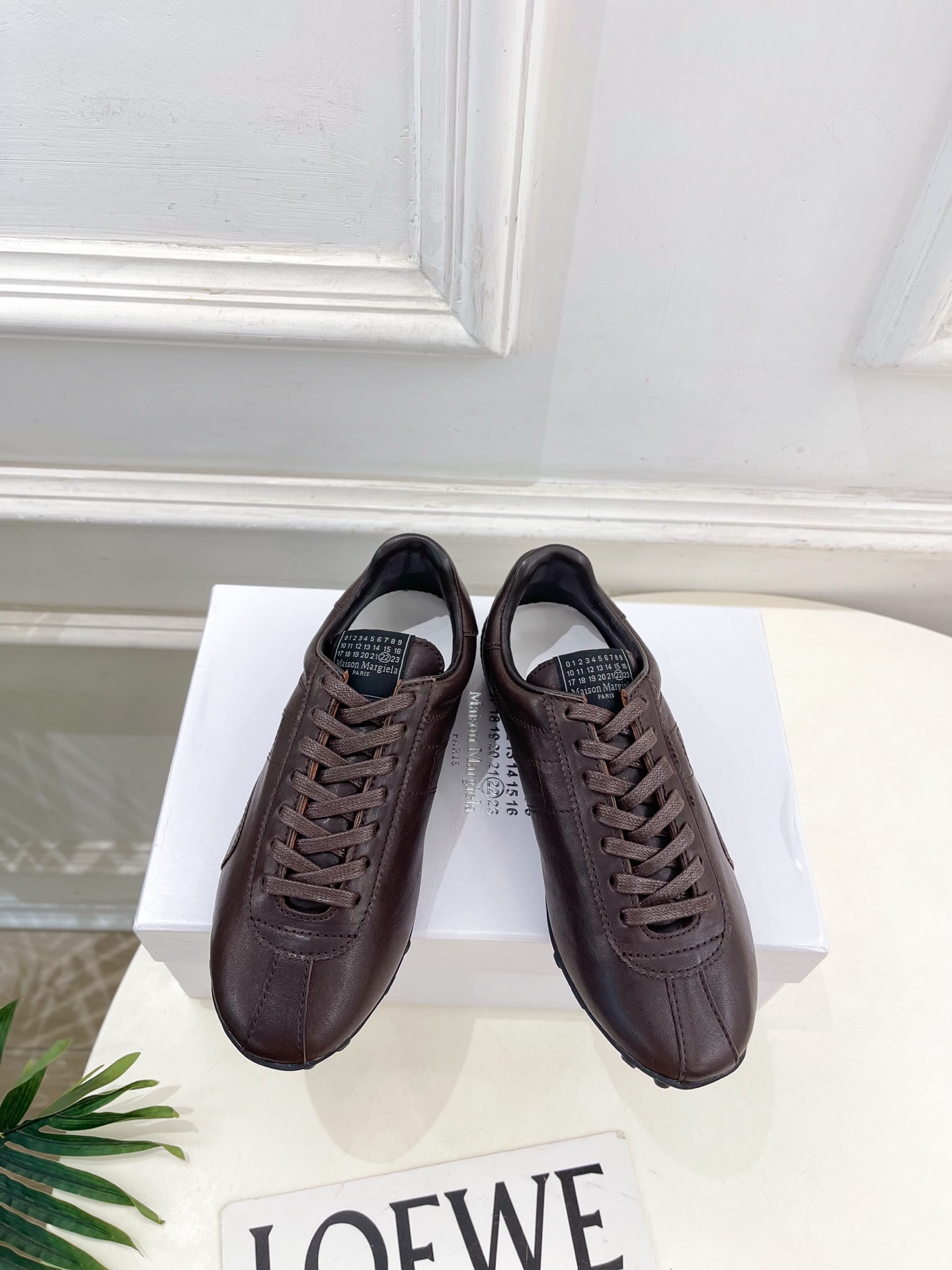 NO:592402,Maison Margiela · Margiela 2025ss new low-top lace-up sports shoes and casual shoes for autumn and winter———————————— MM6 is the most popular genius designer brand in the past two years. Its simple design and luxurious texture will make you fall in love with it. If you don’t want to hit the streets, you can check out this brand. It is relatively niche but is so easy to match. You can see this brand everywhere on Instagram and Xiaohongshu!  BS original one-to-one customization, original custom-made washed cowhide for the upper, imported silk sheepskin lining, original open-molded anti-slip outsole, size female 35-39 (40 customized, non-returnable), male 40-44 (45 customized, non-refundable), female, men's, casual shoes/sports shoes, masion margiela, masion margiela, sneakers, cowhide, sheepskin19860909Maison Margiela· 马吉拉 2025ss 秋冬新品低帮系带运动鞋休闲鞋————————— MM6作为这两年最受欢迎的鬼才设计师品牌,设计简单、奢华的质感让你爱不释手 不想满大街撞款的可以看看这个品牌,比较小众却又是那么好搭配,ins、小红书随处可见这个品牌的身影 ！BS原版一比一定制 鞋面原版定制水洗牛皮  内里进口丝绸羊皮里 大底原版开模防滑大底 码数女35-39（40定制不退换） 男40-44（45定制不退换）  女款 男款,休闲鞋/运动鞋,masion margiela,masion margiela,sneakers,cowhide,sheepskin,Women's Shoes