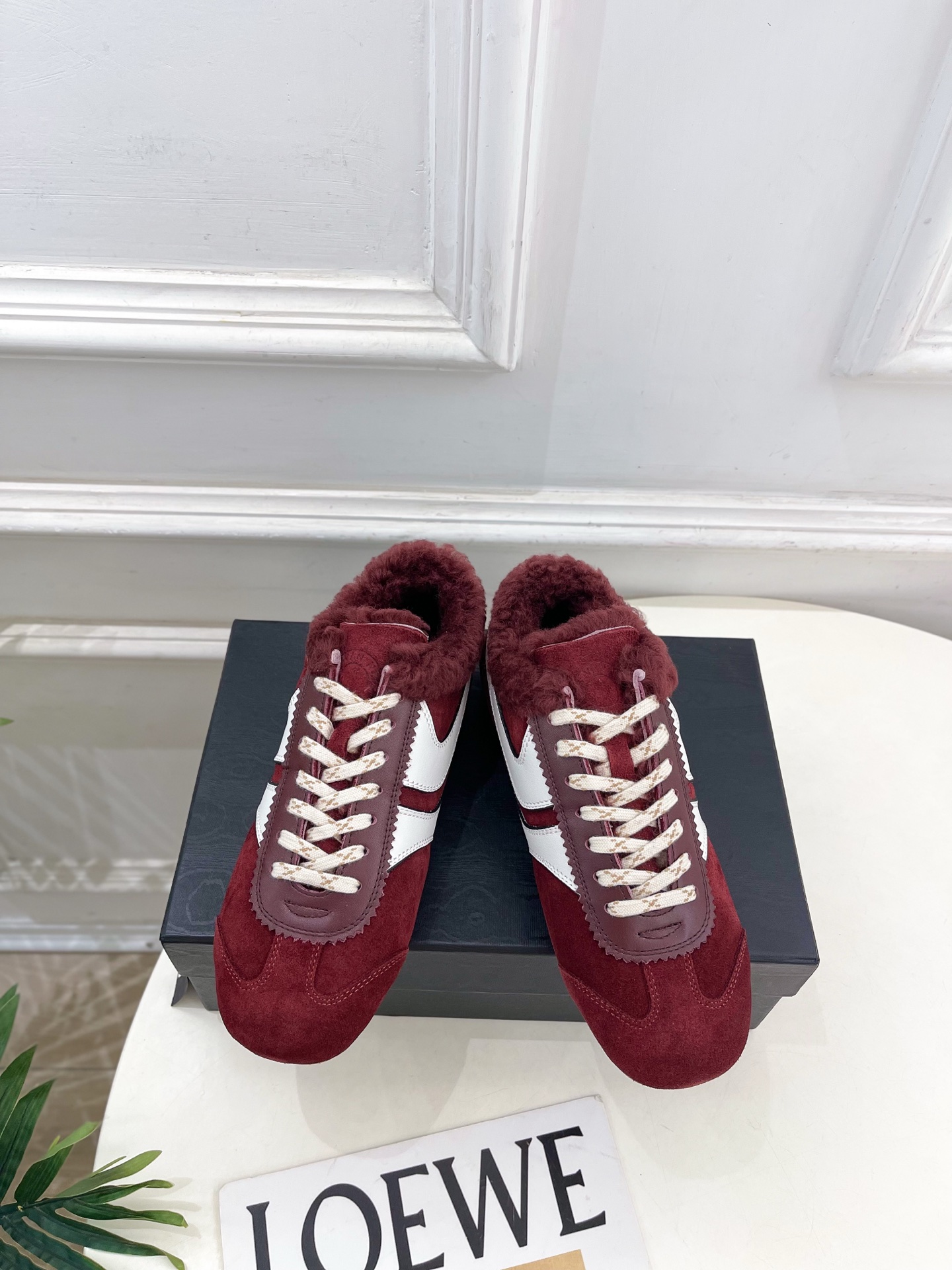 NO:592399,Dries Van Noten | 25 new autumn and winter retro moral shoes and fur shoes ———————— DVN is the most popular genius designer brand in the past two years. Its simple design and luxurious texture will make you fall in love with it. If you don’t want to hit the streets, you can check out this brand. It is relatively niche but is so easy to match. You can see this brand everywhere on Instagram and Xiaohongshu!  BS original one-to-one customization, original custom-made cow suede/cowhide upper, imported wool lining, original molded custom raw rubber outsole, size 35-39 (40 can be customized), casual shoes/sports shoes, sneakers, cowhide19860909Dries Van Noten ｜25秋冬新品复古德训鞋毛毛鞋 ————————— DVN作为这两年最受欢迎的鬼才设计师品牌,设计简单、奢华的质感让你爱不释手 不想满大街撞款的可以看看这个品牌,比较小众却又是那么好搭配,ins、小红书随处可见这个品牌的身影！BS原版一比一定制 鞋面原版定制牛反绒/牛皮  内里进口羊毛里 大底原版开模定制生胶大底 码数35-39（40可定制）,休闲鞋/运动鞋,sneakers,cowhide,Women's Shoes