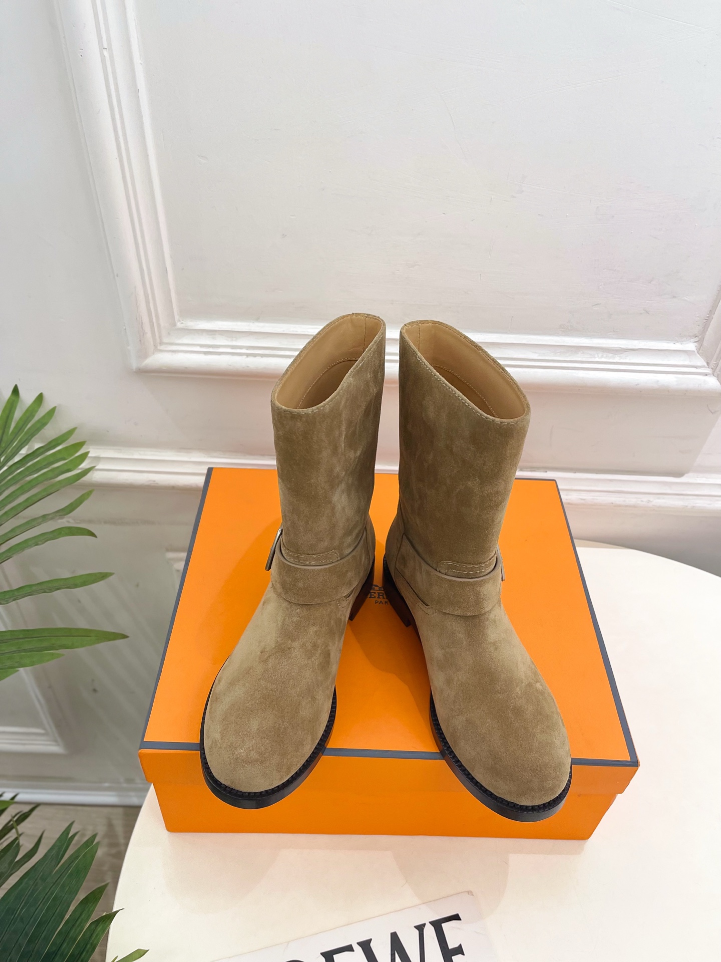 NO:592422,* Hermès 25 counter new products 2025 autumn and winter new catwalk models Classic Leo belt buckle ankle boots series Original specific calfskin/cow leather uppers Imported calfskin lining Outsole Original imported genuine leather outsole Heel height 3cm Shoe size: 35-39 (40.41 custom-made, non-returnable), boots, hermes, boots, cowhide, Leather soles19860909* 爱玛仕 25 专柜新款 2025秋冬新品走秀款 经典Leo皮带扣及踝靴 系列 鞋面原版特定小牛皮/牛猄 内里进口小牛皮  大底原版进口真皮大底 跟高3cm 鞋码:35-39（40.41定做不退换）,靴子,hermes,boots,cowhide,Leather soles,Women's Shoes