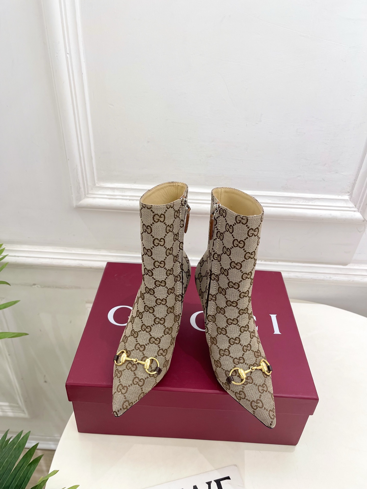 NO:592419,Gucci | Gucci 25 new autumn and winter horsebit pointed side zipper high-heeled short boots. The main series is finally available, and the products are worth looking forward to!  Original classics, new designs, BS purchasing level!  Full of high-end feel!  A favorite among bloggers at home and abroad, it is retro and fashionable, easy to wear and looks great on your feet!  Official website mainly recommends, new colors are constantly updated ━━━━━t ━━━━━ Upper original calfskin/cow patent leather/GG cloth Lining: imported sheepskin lining Outsole Italian leather outsole Heel height 8.5cm Shoe size: 35-39 (40.41.42 can be customized) GG cloth  leather,boots,gucci,gucci,boots,cowhide,sheepskin,Leather soles19860909Gucci | 古驰25 秋冬新品马衔扣尖头侧拉链高跟短靴 主打系列终于面世,狠货值得期待！原有的经典 创造新设计  BS代购级别！高级感十足！国内外博主刷爆的一款,复古又时髦 穿搭简便 上脚美炸了！官网主推,新色持续更新 ━━━━━ t ━━━━━ 鞋面原版小牛皮/牛漆皮/GG布  内里: 进口羊皮里 大底意大利真皮大底 跟高8.5cm 鞋码: 35-39（40.41.42可定做）  GG布 皮面,靴子,gucci,gucci,boots,cowhide,sheepskin,Leather soles,Women's Shoes