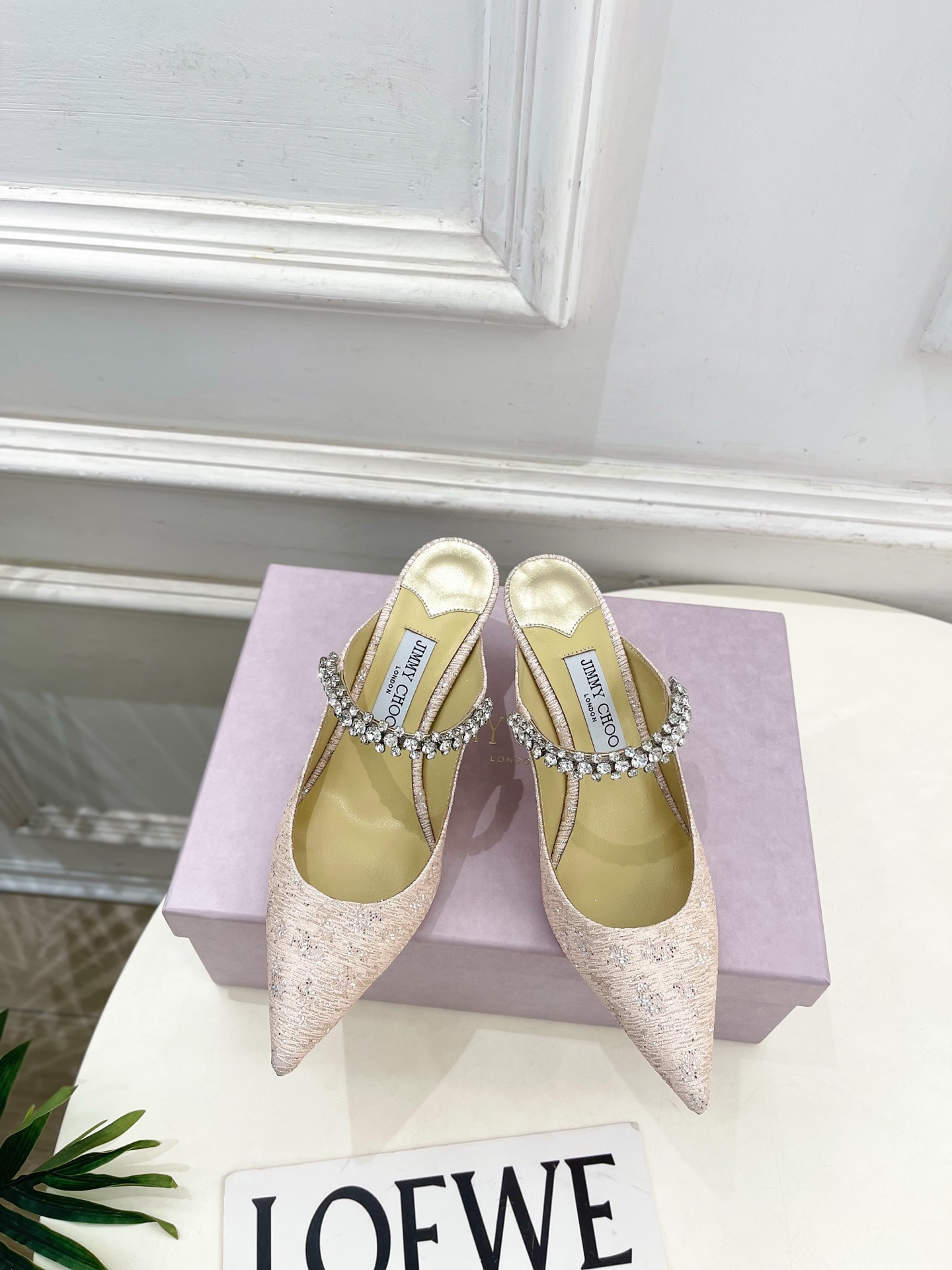 NO:592416,JimmyChoo Jimmy Choo 25ss - 2025ss new autumn and winter products. The latest classic diamond chain pointed-toe high-heeled shoes in the counter. A lady-like style. A shoe that is super comfortable for the upper foot. It is timeless. The fashionable charm starts from the first step. Enjoy the envious eyes. This year, the pointed-toe high-heeled shoes are more fragrant and have begun to lead the fashion trend again. They are versatile and durable!  Original high-customized special fabric for the upper, imported sheepskin lining for the outsole, original Italian leather outsole, heel height 6cm, size 35-39 (34.40.41.42 custom-made, non-refundable), half-flop single shoes, half-drag high heels, jimmy choo, jimmy choo, high heels, sheepskin, Leather soles19860909JimmyChoo吉米周 25ss ———  2025ss秋冬新品 专柜最新经典钻石链条尖头高跟鞋 名媛气质款 上脚超级舒适的一款鞋,历久弥新,时髦魅力始于足下,悦享羡慕眼光,今年尖头高跟鞋比较香,又开始引领时尚趋势了,百搭耐看 ！ 鞋面原版高定制特殊面料 内里进口羊皮里 大底原版意大利真皮大底 跟高6cm 尺码35-39（34.40.41.42定做不退换） 半拖 单鞋,半拖高跟鞋,jimmy choo,jimmy choo,high heels,sheepskin,Leather soles,Women's Shoes