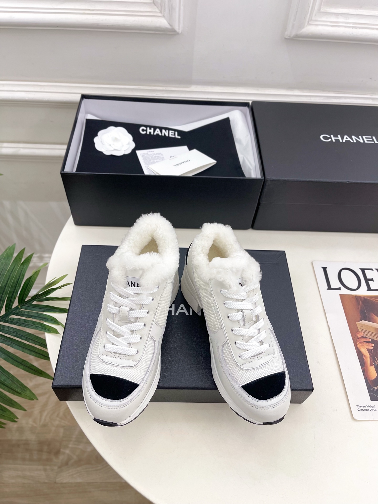 NO:592413,| Xiaoxiang 25 2025 new autumn and winter products, classic catwalk models in the counter, Xiaoxiang Double C Panda Wool Block Heel Sneakers and Dad Shoes are new in the series. The absolute best in the BS fashion circle. The matching will interpret the meticulous, minimalist and never-fading classic elements, showing a unique dressing style that is too beautiful to say. A must-have for summer... ━━━━━ t  ━━━━━ Highly customized upper with original cowhide stitching mesh, imported wool lining on the inside, original molded custom anti-slip outsole, heel height 6cm, shoe size: 35-39 (40. Customized, non-refundable), dad shoes, sneakers, cowhide19860909| 小香 25 2025 秋冬新品 专柜经典走秀款 小香双C熊猫羊毛粗跟运动鞋老爹鞋 系列上新 BS时尚圈的绝绝子 搭配将演绎着细致 极简 永不褪去的经典元素 展现与众不同的穿搭风格美到无话可说 夏季必入款…… ━━━━━ t ━━━━━ 鞋面高定制原版牛皮拼接网布 内里进口羊毛里 大底原版开模定制防滑大底  跟高6cm 鞋码: 35-39（40.定制不退换）,老爹鞋,sneakers,cowhide,Women's Shoes