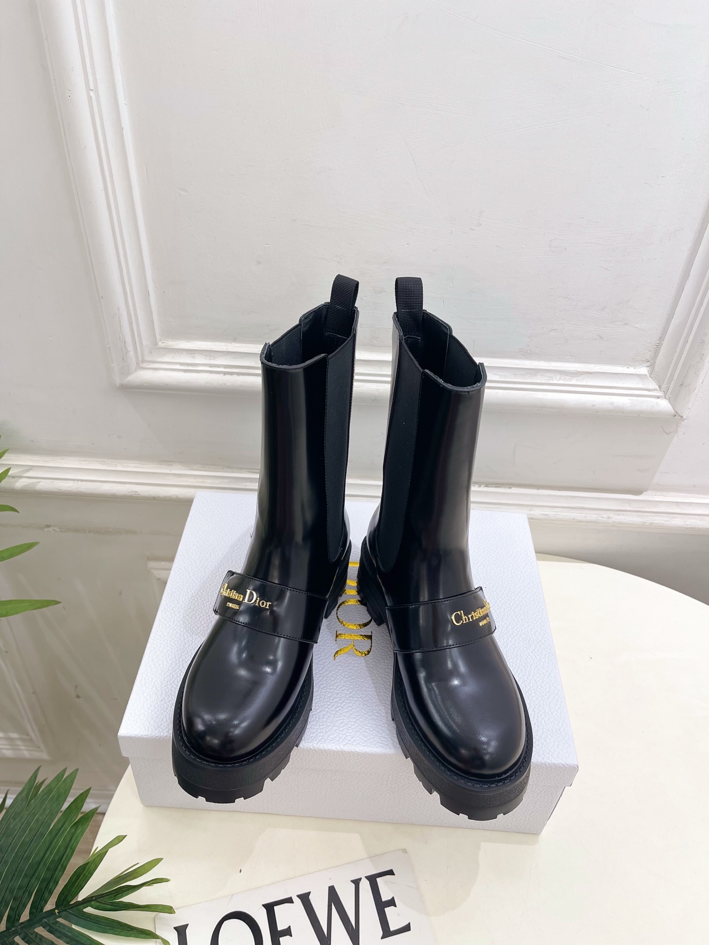 NO:592404,Dior | Dior 25 2025 autumn and winter new products, top version, the counter features the new D-Quest letter buckle Chelsea ankle boots, new hard goods, BS purchasing level!  Full of high-end feel!  A popular model among bloggers at home and abroad, it’s retro and fashionable, and your feet look stunning!  The official website's main recommendation★ ━━━━━ t ━━━━━ Original imported cowhide leather upper/open edge beads Lining: imported sheepskin lining Original open-molded TPU non-slip outsole Heel height: 5cm Shoe size:  35-39 (40, 41 customized items are non-refundable), boots, dior, dior, boots, cowhide, sheepskin19860909Dior | 迪奥 25 2025秋冬新品 顶级版本 专柜主打新款D-Quest 字母扣切尔西及踝靴 硬货上新 BS代购级别！高级感十足！国内外博主刷爆的一款,复古又时髦 上脚美炸了！官网主推款★ ━━━━━ t ━━━━━ 鞋面原版进口牛皮/开边珠  内里: 进口羊皮里 大底原版开模TPU防滑大底 跟高: 5cm 鞋码: 35-39（40、41定制不退换）,靴子,dior,dior,boots,cowhide,sheepskin,Women's Shoes