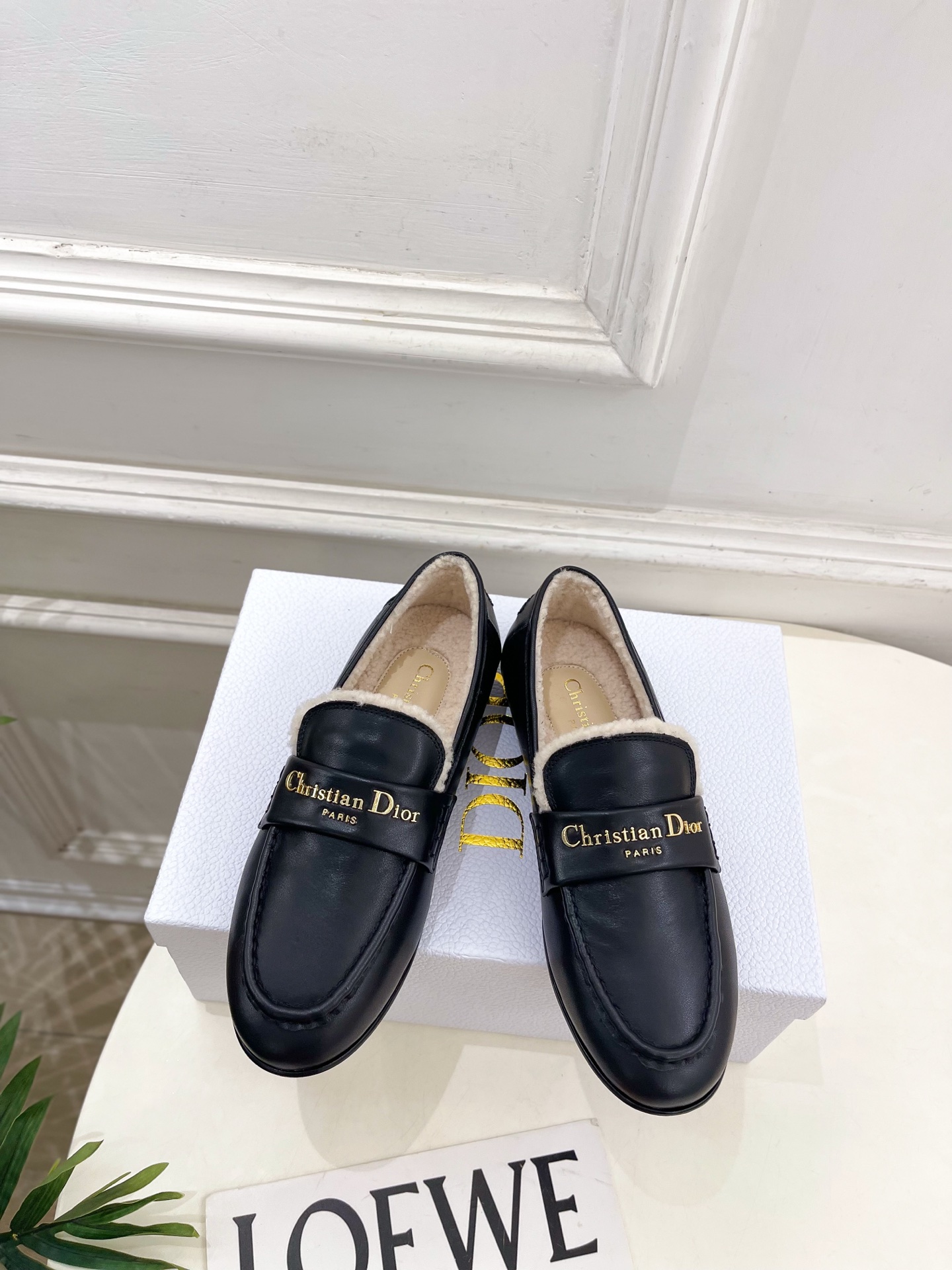NO:592398,Dior | Dior 25 2025 autumn and winter new products, top version, counter flagship new DiorAlps Dior Boy letter buckle wool loafers, new hard goods, BS purchasing level!  Full of high-end feel!  A popular model among bloggers at home and abroad, it’s retro and fashionable, and your feet look stunning!  The official website's main recommendation★ ━━━━━ t ━━━━━ Original custom-made calfskin/cow upper. Lining: Imported wool lining. Original molded injection molded leather outsole. Shoe size: 35-39 (40.41 customized, non-returnable), loafers, fur shoes, dior, dior, loro.  piana,loafers,cowhide,Leather soles19860909Dior | 迪奥 25 2025秋冬新品 顶级版本 专柜主打新款 DiorAlps Dior Boy 字母扣羊毛乐福鞋 硬货上新 BS代购级别！高级感十足！国内外博主刷爆的一款,复古又时髦 上脚美炸了！官网主推款★ ━━━━━ t ━━━━━ 鞋面原版定制小牛皮/牛猄  内里: 进口羊毛里 大底原版开模注塑真皮大底 鞋码: 35-39（40.41定制不退换）,乐福鞋毛毛鞋,dior,dior,loro piana,loafers,cowhide,Leather soles,Women's Shoes