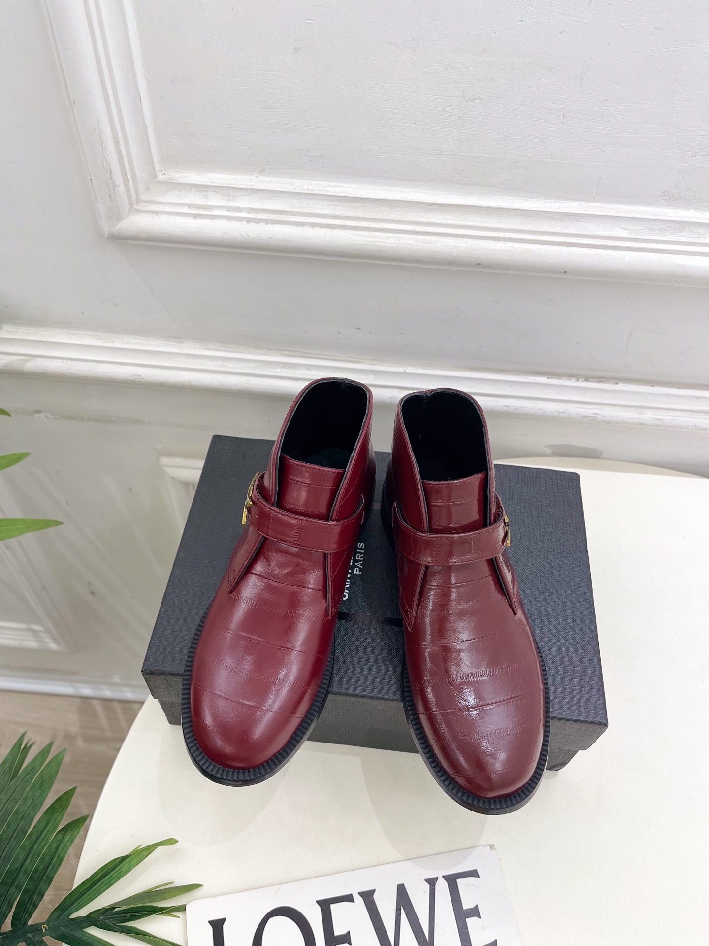 NO:592581,SAIN*LAURENT 2025 autumn and winter new product SYL eel leather British style short boots are new —————————————— The super sassy version of BS’s top version of YSL is debuting in a new interpretation!  Minimalist style, super flattering leg design, retro fashion style, looks good with any combination!  Highly customized upper with imported eel leather, lining with imported goat leather, outsole with genuine Italian leather, heel height 2cm, size 35-39 (40.41 can be customized) price, boots, saint laurent, saint laurent, saint laurent, boots, sheepskin, Leather soles19860909SAIN*LAURENT 圣罗兰 2025秋冬新品 SYL 鳗鱼皮英伦风短靴 上新 —————————————— BS顶级版YSL超飒的一款 以全新的诠释方式首发！极简主义风格 设计超级修饰腿型 复古时髦风格 随意搭配都好看！ 鞋面高定制进口鳗鱼皮 内里进口山羊皮里 大底意大利真皮大底 跟高2cm 码数35-39（40.41可定做） 价格,靴子,saint laurent,saint laurent,saint laurent,boots,sheepskin,Leather soles,Women's Shoes