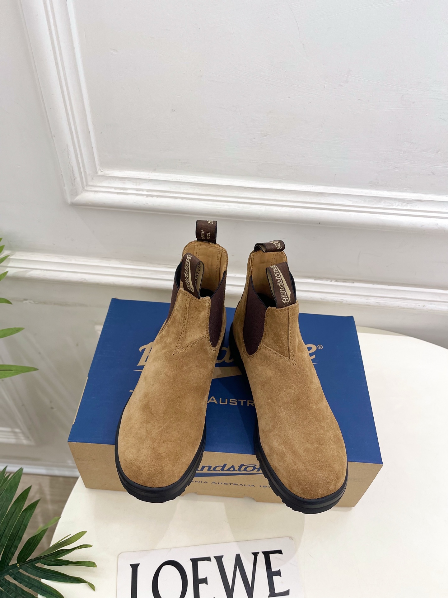 NO:593617,Blundstone 2025 Autumn and Winter New Product Classic Retro Chelsea Boots ———————— As the most popular designer brand in the past two years, BS has simple design, clever details, fresh and refined!  If you don’t want to hit the streets with random styles, you can check out this brand. It’s relatively niche but is so easy to match. You can see this brand everywhere on Instagram and Xiaohongshu!  BS original version customized one to one!  Original specific cowhide for the upper, imported cowhide for the lining, original molded custom-made non-slip outsole, heel height 3cm, size 35-39 (40. Customized, non-returnable), boots, Thom browne, boots, cowhide19860909Blundstone 布朗德斯通 2025秋冬新品 经典复古切尔西短靴 ————————— BS作为这两年最受欢迎的设计师牌,设计简单、细节巧妙、清新脱俗！ 不想满大街撞款的可以看看这个品牌,比较小众却又是那么好搭配,ins、小红书随处可见这个品牌的身影 ！BS原版一比一定制！ 鞋面原版特定牛皮 内里进口牛皮 大底原版开模定制防滑大底 跟高3cm 码数35-39(40.订做不退换）,靴子,thom browne,boots,cowhide,Women's Shoes