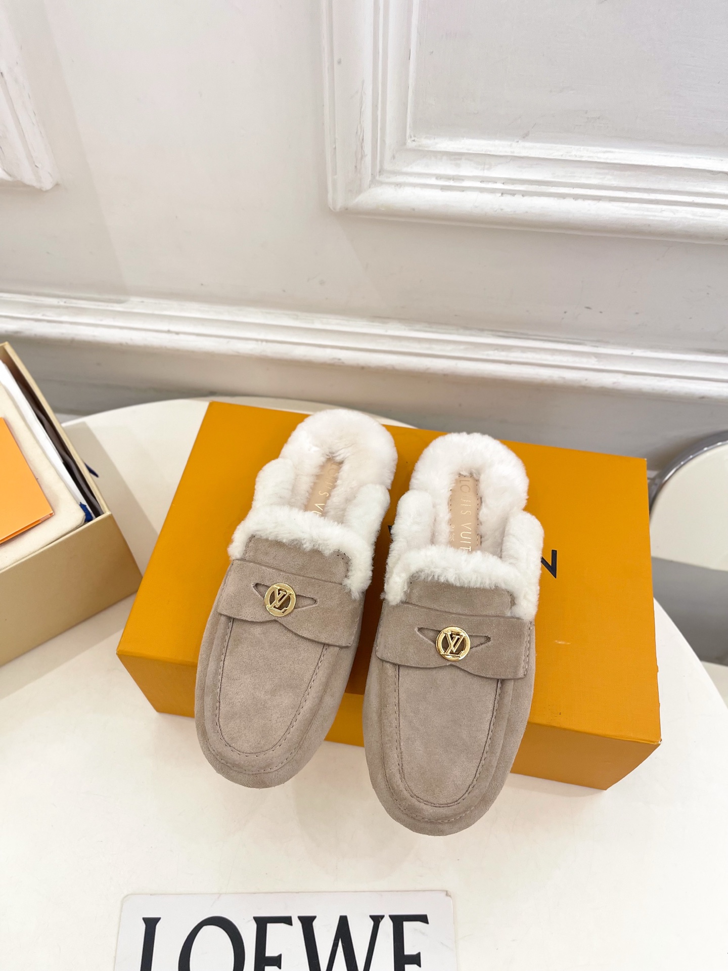 NO:593614,LV | Louis Vuitton 25 2025 autumn and winter new models, top version, the counter features the latest SOHO slingback Loaf fur slippers, new hard goods, purchasing agent level!  Full of high-end feel!  A popular model among bloggers at home and abroad, it is retro, fashionable and looks great on your feet!  The official website's main recommendation★ ━━━━━ t ━━━━━ The upper is made of original specific cowhide/cow leather, the lining is imported Australian wool lining, the outsole is original Italian leather outsole, shoe size: 35-39 (customized at 40.41), loafers, fur shoes, louis vuitton, louis  vuitton,loafers,slippers,cowhide,leather soles19860909LV | 路易威登 25 2025 秋冬新款 顶级版本 专柜主打最新款 SOHO露跟乐福毛毛拖鞋硬货上新 代购级别！高级感十足！国内外博主刷爆的一款,复古又时髦上脚美炸了！官网主推款★ ━━━━━ t ━━━━━ 鞋面原版特定牛猄/牛皮 内里进口澳洲羊毛里 大底原版意大利真皮大底 鞋码: 35-39（40.41定制）,乐福鞋毛毛鞋,louis vuitton,louis vuitton,loafers,slippers,cowhide,Leather soles,Women's Shoes
