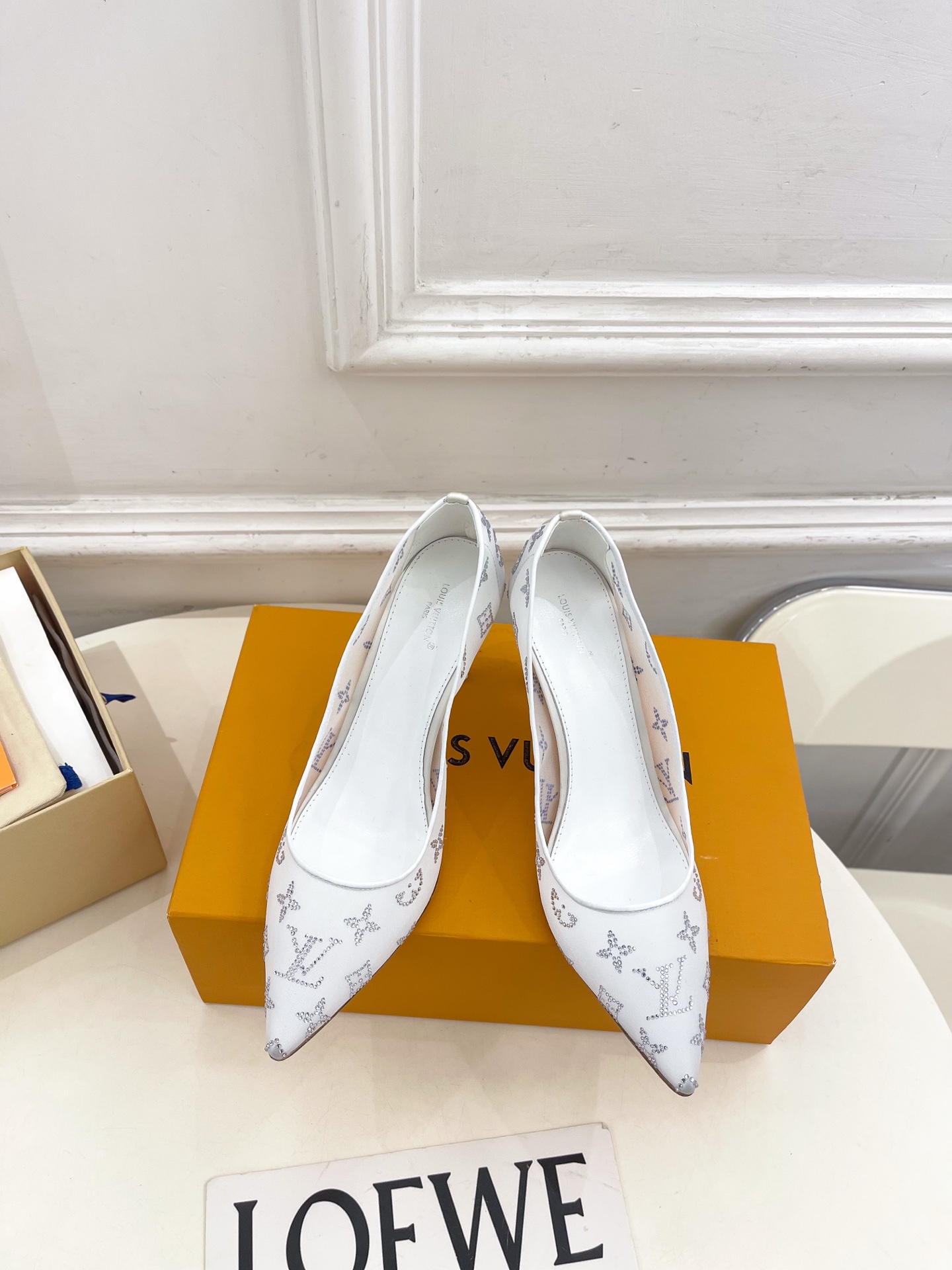 NO:593608,LV | Louis Vuitton 25 spring and summer new models, top version, the counter features the latest GALA mesh rhinestone pointed toe shoes, a series of new hard goods, BS purchasing level!  Full of high-end feel!  A popular model among bloggers at home and abroad, it is retro, fashionable and looks great on your feet!  Official website main recommendation★ ━━━━━t ━━━━━ Original specific mesh rhinestones on the upper, imported sheepskin lining, original Italian leather outsole, high heel flat/8.5cm, shoe size 35-39 (customized at 40.41), flat bottom, high heel, high heel shoes, louis vuitton, louis vuitton, high  heels,sheepskin,leather soles19860909LV | 路易威登 25  春夏新款 顶级版本 专柜主打最新款 GALA网纱水钻尖头单鞋 系列硬货上新 BS代购级别！高级感十足！国内外博主刷爆的一款,复古又时髦上脚美炸了！官网主推款★ ━━━━━ t ━━━━━ 鞋面原版特定网纱水钻 内里进口羊皮里 大底原版意大利真皮大底 跟高平底/8.5cm 鞋码35-39（40.41定制） 平底、高跟,高跟鞋单鞋,louis vuitton,louis vuitton,high heels,sheepskin,Leather soles,Women's Shoes