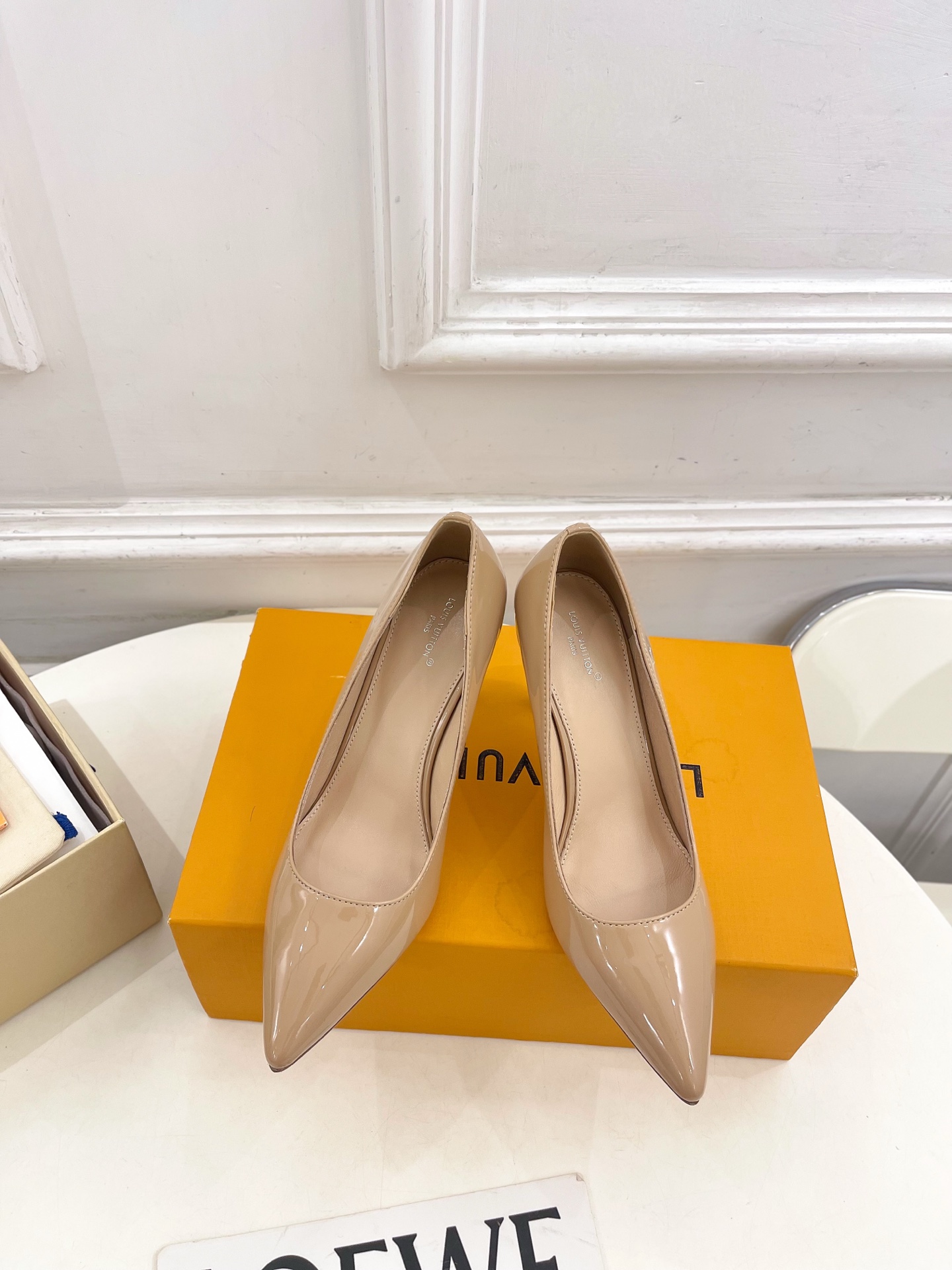 NO:593602,LV | Louis Vuitton 25 2025 spring and summer new models, top version, the counter features the latest GALA pointed-toe high heels, a series of hard goods, BS purchasing level!  Full of high-end feel!  A popular model among bloggers at home and abroad, it is retro, fashionable and looks great on your feet!  The official website's main recommendation★ ━━━━━ t ━━━━━ Original specific sheep/cow patent leather upper, imported sheepskin lining, original Italian leather outsole, heel height 8.5cm, shoe size 35-39 (customized at 40.41), high-heeled shoes, louis vuitton, louis vuitton, high  heels,sheepskin,sheep,leather soles19860909LV | 路易威登 25 2025 春夏新款 顶级版本 专柜主打最新款 GALA尖头高跟鞋 系列硬货上新 BS代购级别！高级感十足！国内外博主刷爆的一款,复古又时髦上脚美炸了！官网主推款★ ━━━━━ t ━━━━━ 鞋面原版特定羊猄/牛漆皮 内里进口羊皮里 大底原版意大利真皮大底 跟高8.5cm 鞋码35-39（40.41定制）,高跟鞋单鞋,louis vuitton,louis vuitton,high heels,sheepskin,sheep,Leather soles,Women's Shoes