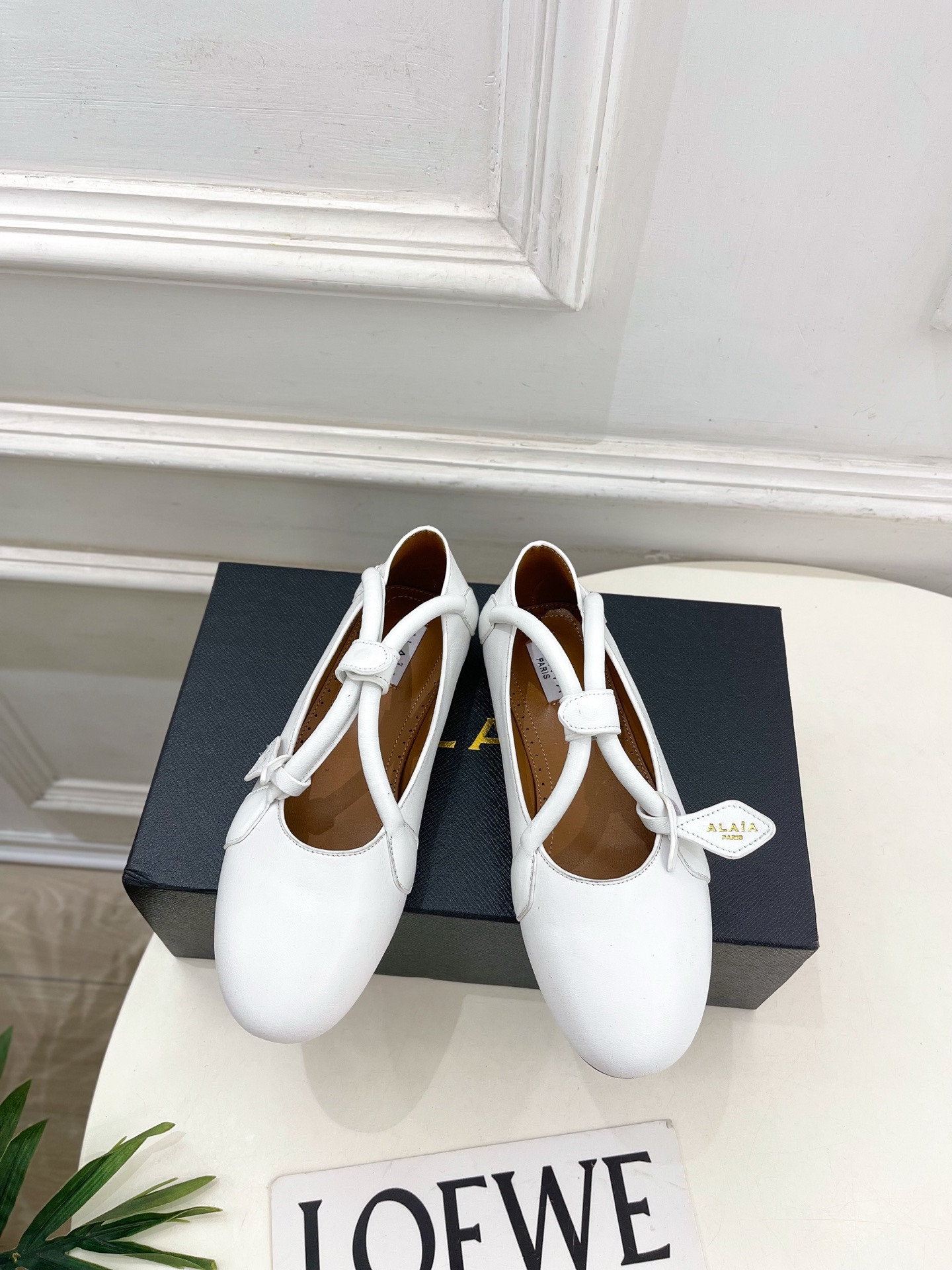 NO:593599,ALAA Alaa 25ss new autumn and winter cross-strap flat ballet shoes ———————— Alaa is the most popular genius designer brand in the past two years. Its simple design and luxurious texture will make you fall in love with it. If you don’t want to hit the streets, you can check out this brand. It is relatively niche but is so easy to match. You can see this brand everywhere on Instagram and Xiaohongshu!  BS original one-to-one customization, original custom-made imported cashmere/cowhide for the upper, imported sheepskin lining for the outsole, original molded non-slip outsole, size 36-39 (35.40.41.42 can be customized), ballet shoes, cowhide, sheepskin19860909ALAA 阿莱亚25ss秋冬新品交叉饰带平底芭蕾舞鞋 ————————— Alaa作为这两年最受欢迎的鬼才设计师品牌,设计简单、奢华的质感让你爱不释手 不想满大街撞款的可以看看这个品牌,比较小众却又是那么好搭配,ins、小红书随处可见这个品牌的身影！BS原版一比一定制 鞋面原版定制进口羊绒/牛皮  内里进口羊皮里 大底原版开模防滑大底 码数36-39（35.40.41.42可定制）,芭蕾舞鞋,cowhide,sheepskin,Women's Shoes