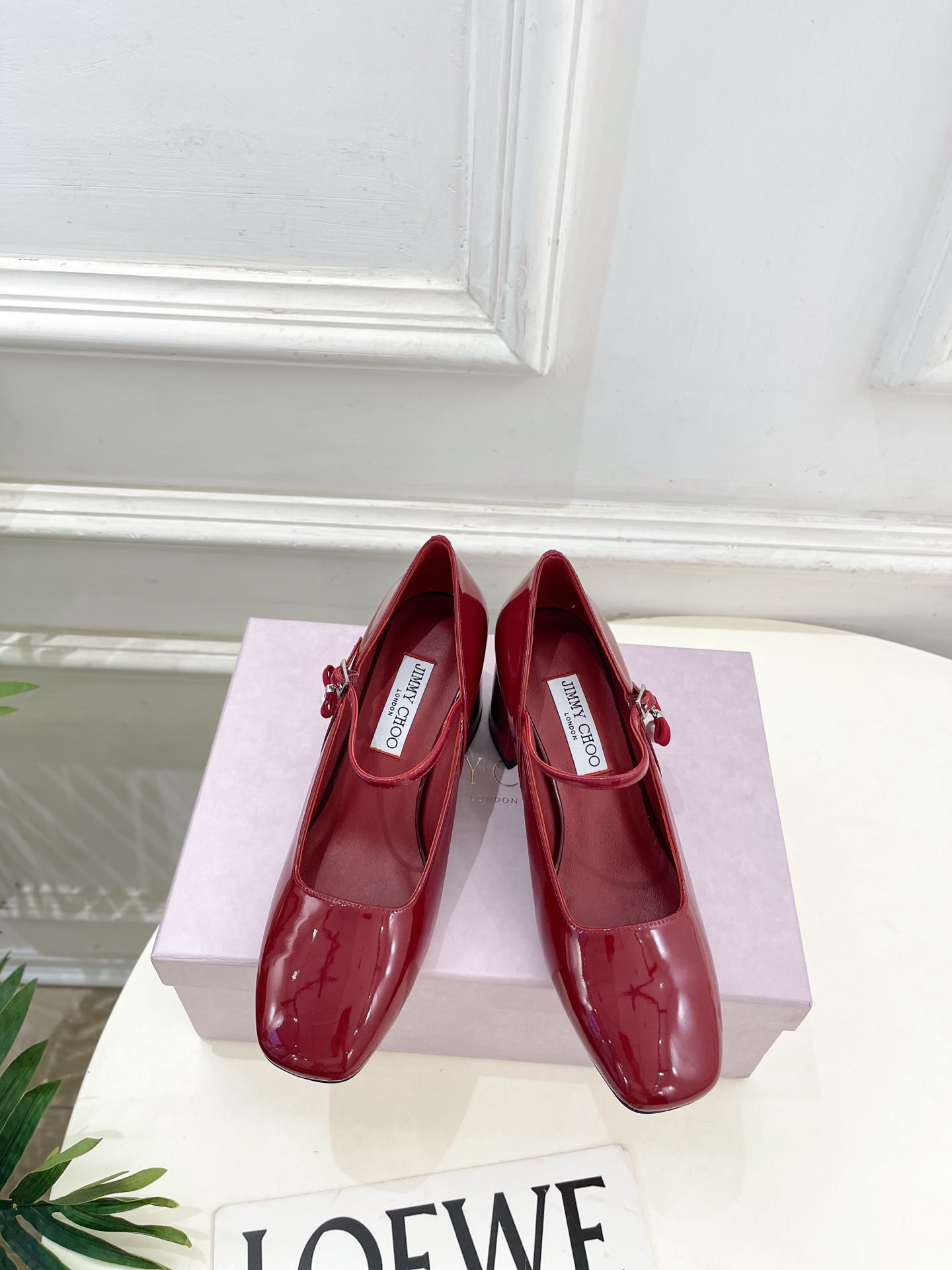 NO:593622,JimmyChoo Jimmy Choo 25ss ———— 2025 autumn and winter new products, the latest JC pearl chunky heel Mary Jane shoes, a lady-like style, a shoe that is super comfortable for the foot, timeless, fashionable charm starts from the first step, enjoy the envious eyes, this year the pointed toe high heels are more fragrant, and have begun to lead the fashion trend again, BS is versatile and durable!  Original high-custom cow patent leather upper, imported sheepskin lining, original Italian genuine leather outsole, heel height 6cm, size 35-39 (40.41 custom-made, non-refundable), high-heeled shoes, jimmy choo, jimmy choo, mary jane, high heels, sheepskin, Leather soles19860909JimmyChoo吉米周 25ss ———  2025秋冬新品 专柜最新 JC珍珠粗跟玛丽珍单鞋 名媛气质款 上脚超级舒适的一款鞋,历久弥新,时髦魅力始于足下,悦享羡慕眼光,今年尖头高跟鞋比较香,又开始引领时尚趋势了,BS百搭耐看！ 鞋面原版高定制牛漆皮 内里进口羊皮里 大底原版意大利真皮大底 跟高6cm 尺码35-39（40.41定做不退换）,高跟鞋单鞋,jimmy choo,jimmy choo,mary jane,high heels,sheepskin,Leather soles,Women's Shoes