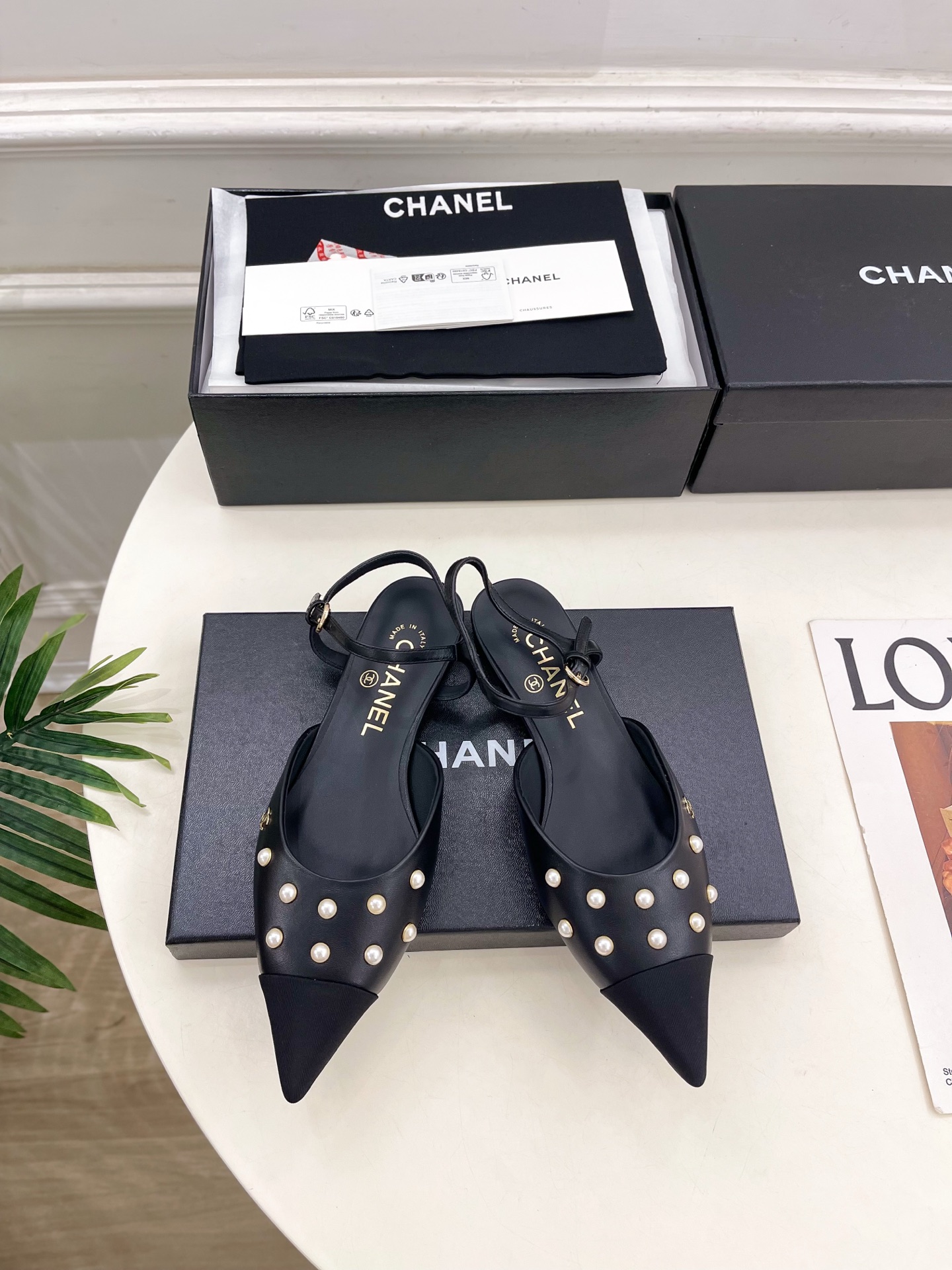 NO:593619,| Xiaoxiang 25 new autumn and winter products, classic catwalk models in the counter, Xiaoxiang Double C rhinestone pointed toe flat sandals are new in the series. The absolute best in the BS fashion circle. The matching will interpret the meticulous, minimalist and classic elements that will never fade away. It will show a unique dressing style that is too beautiful to say. A must-have item for summer... ━━━━━ t ━━━━━  Highly customized upper, original lambskin/sheep lining, imported wool lining, outsole, original imported leather outsole, high heel flat/4.5cm, shoe size: 35-39 (40. Customized, non-refundable), flat, medium heel, high heels, sandals, high heels, sheepskin, sheep, Leather soles19860909| 小香 25  秋冬新品 专柜经典走秀款 小香双C水钻尖头平底凉鞋 系列上新 BS时尚圈的绝绝子 搭配将演绎着细致 极简 永不褪去的经典元素 展现与众不同的穿搭风格美到无话可说 夏季必入款…… ━━━━━ t ━━━━━ 鞋面高定制原版小羊皮/羊猄 内里进口羊毛里 大底原版进口真皮大底 跟高平底/4.5cm 鞋码: 35-39（40.定制不退换） 平底 中跟,高跟鞋凉鞋,sandals,high heels,sheepskin,sheep,Leather soles,Women's Shoes