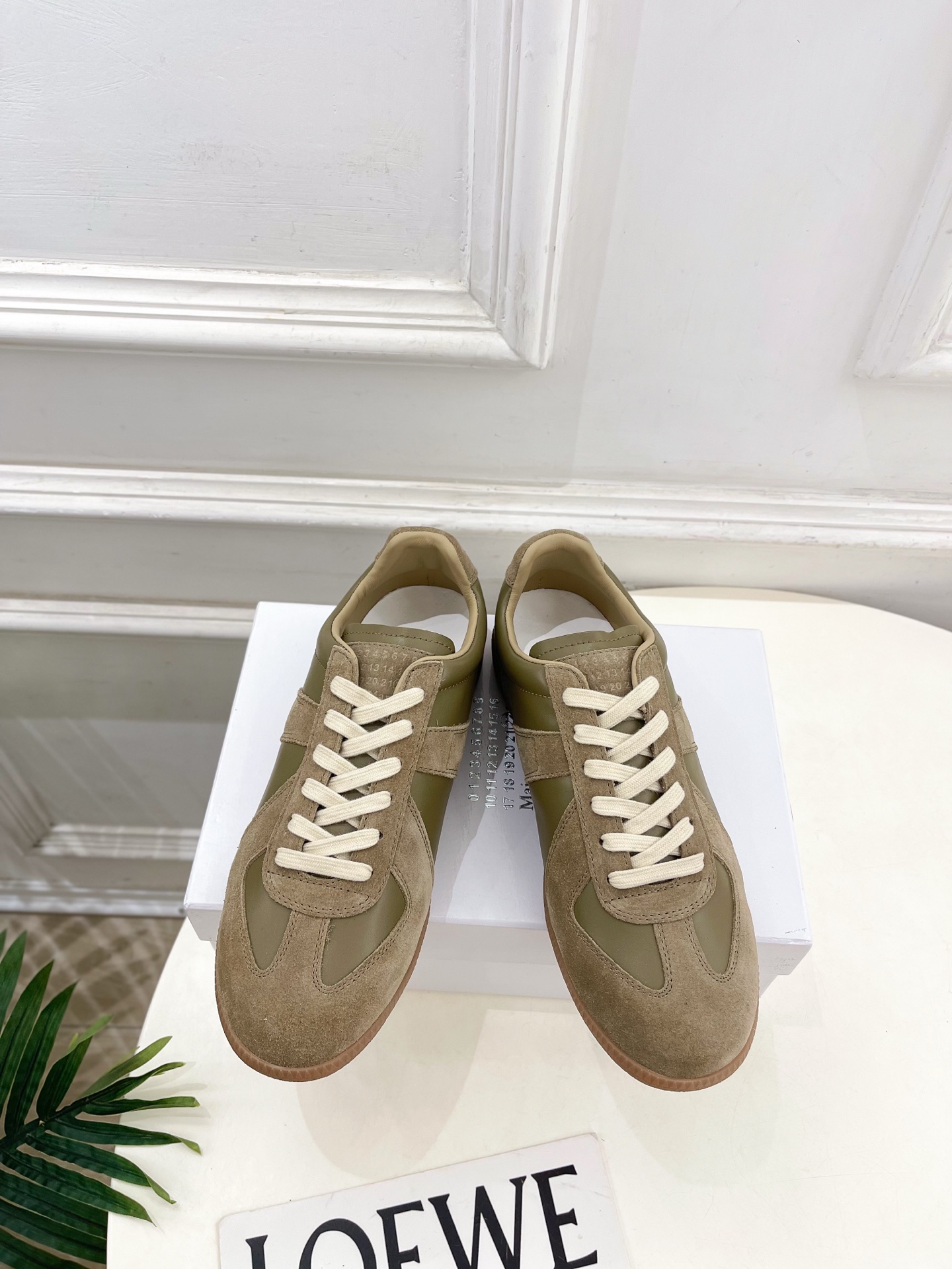 NO:593897,Maison Margiela · Margiela 2025ss new autumn and winter products MM6 couples contrasting color leather moral training shoes casual shoes —————————— MM6 is the most popular genius designer brand in the past two years.  BS original one-to-one customization, original custom-made cowhide/cow suede upper, imported silk sheepskin lining, original open-molded non-slip outsole, size for women 35-39 (40.41 can be customized), men's 40-44 (customized for 39.45.46.47.48), women's, men's, casual shoes/sports shoes, masion margiela, masion margiela, sneakers, cowhide, sheepskin19860909Maison Margiela· 马吉拉 2025ss 秋冬新品 MM6情侣撞色皮面德训鞋 休闲鞋————————— MM6作为这两年最受欢迎的鬼才设计师品牌,设计简单、奢华的质感让你爱不释手 不想满大街撞款的可以看看这个品牌,比较小众却又是那么好搭配,ins、小红书随处可见这个品牌的身影 ！BS原版一比一定制 鞋面原版定制牛皮/牛反绒 内里进口丝绸羊皮里 大底原版开模防滑大底 码数女款35-39（40.41可定制） 男款40-44（39.45.46.47.48定制）  女款 男款,休闲鞋/运动鞋,masion margiela,masion margiela,sneakers,cowhide,sheepskin,Women's Shoes