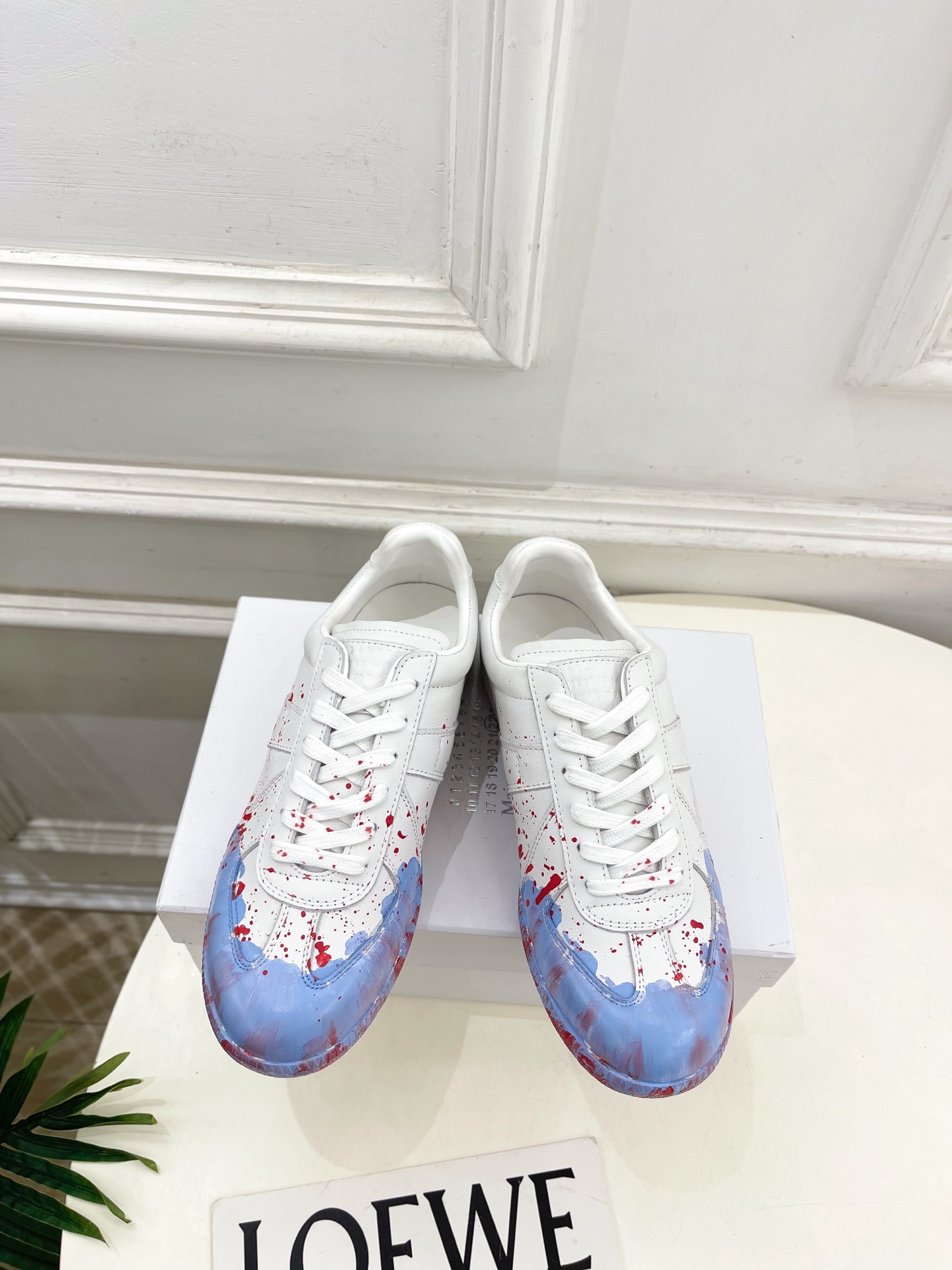 NO:593894,Maison Margiela · Margiela 2025ss New Products for Autumn and Winter Graffiti Couple Morality Shoes Casual Shoes—————————— MM6 is the most popular genius designer brand in the past two years. Its simple design and luxurious texture will make you fall in love with it. If you don’t want to hit the streets, you can check out this brand. It is relatively niche but is so easy to match. You can see this brand everywhere on Instagram and Xiaohongshu!  BS original one-to-one customization, upper original custom cowhide/imported canvas, lining imported silk sheepskin, outsole original molded non-slip outsole, size for women 35-39 (40.41 can be customized), men's 40-44 (39.45.46.47.48 customized), casual shoes/sports shoes, masion margiela, masion margiela, sneakers, cowhide, sheepskin19860909Maison Margiela· 马吉拉 2025ss 秋冬新品 涂鸦情侣德训鞋 休闲鞋————————— MM6作为这两年最受欢迎的鬼才设计师品牌,设计简单、奢华的质感让你爱不释手 不想满大街撞款的可以看看这个品牌,比较小众却又是那么好搭配,ins、小红书随处可见这个品牌的身影 ！BS原版一比一定制 鞋面原版定制牛皮/进口帆布 内里进口丝绸羊皮里 大底原版开模防滑大底 码数女款35-39（40.41可定制） 男款40-44（39.45.46.47.48定制）,休闲鞋/运动鞋,masion margiela,masion margiela,sneakers,cowhide,sheepskin,Women's Shoes