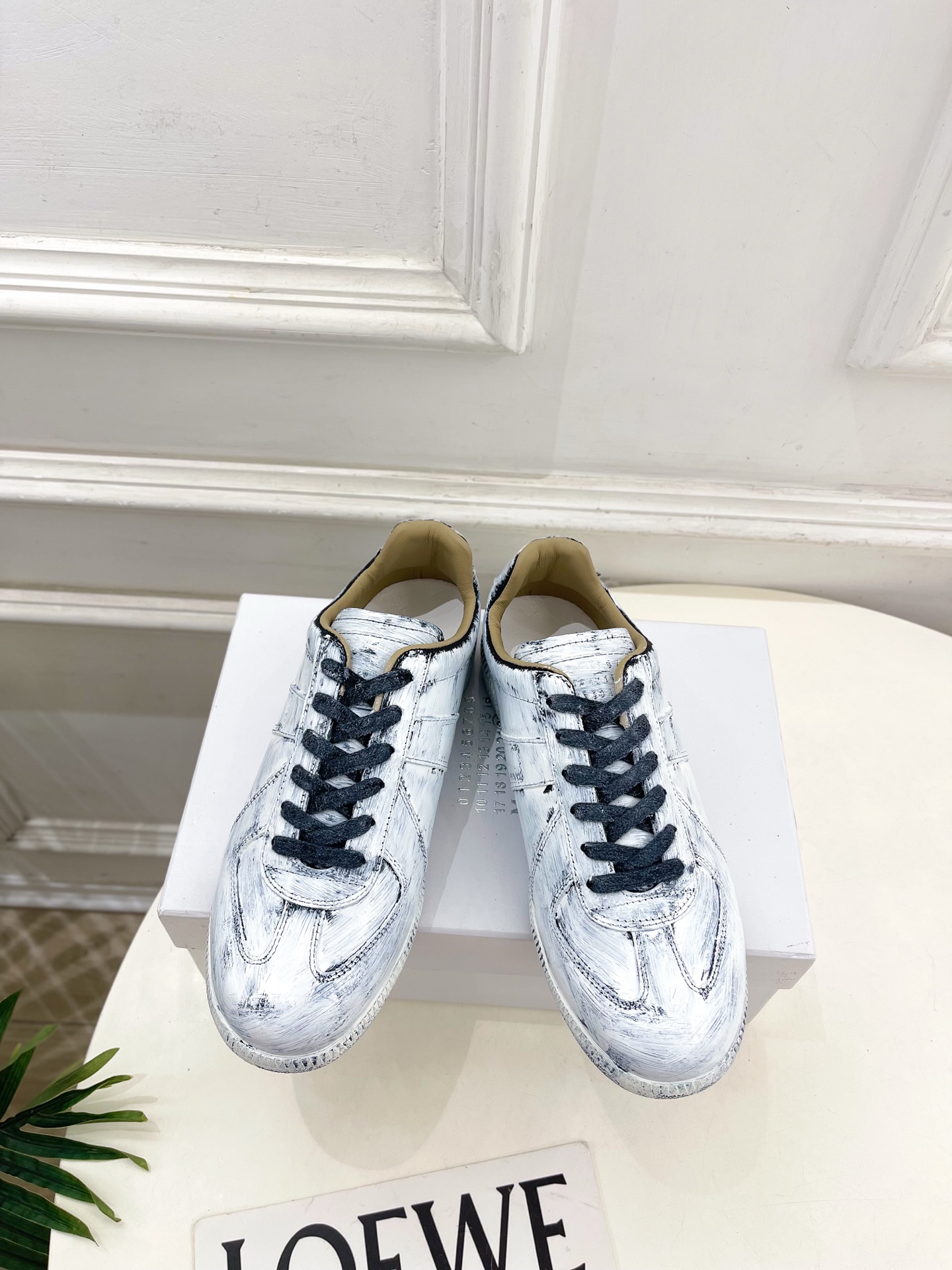 NO:593914,Maison Margiela · Margiela 2025ss new autumn and winter products graffiti couple leather moral training shoes casual shoes—————————— MM6 is the most popular genius designer brand in the past two years. Its simple design and luxurious texture will make you fall in love with it. If you don’t want to hit the streets, you can check out this brand. It is relatively niche but is so easy to match. You can see this brand everywhere on Instagram and Xiaohongshu!  BS original one-to-one customization, original custom-made cowhide/exploded grain cowhide for the upper, imported silk sheepskin lining, original molded non-slip outsole, size for women 35-39 (40.41 can be customized), men's 40-44 (customized for 39.45.46.47.48), crackled grain, white graffiti, casual shoes/sports shoes, masion margiela, masion  margiela,sneakers,cowhide,sheepskin19860909Maison Margiela· 马吉拉 2025ss 秋冬新品 涂鸦情侣皮面德训鞋 休闲鞋————————— MM6作为这两年最受欢迎的鬼才设计师品牌,设计简单、奢华的质感让你爱不释手 不想满大街撞款的可以看看这个品牌,比较小众却又是那么好搭配,ins、小红书随处可见这个品牌的身影 ！BS原版一比一定制 鞋面原版定制牛皮/爆裂纹牛皮 内里进口丝绸羊皮里 大底原版开模防滑大底 码数女款35-39（40.41可定制） 男款40-44（39.45.46.47.48定制）  爆裂纹 白涂鸦,休闲鞋/运动鞋,masion margiela,masion margiela,sneakers,cowhide,sheepskin,Women's Shoes