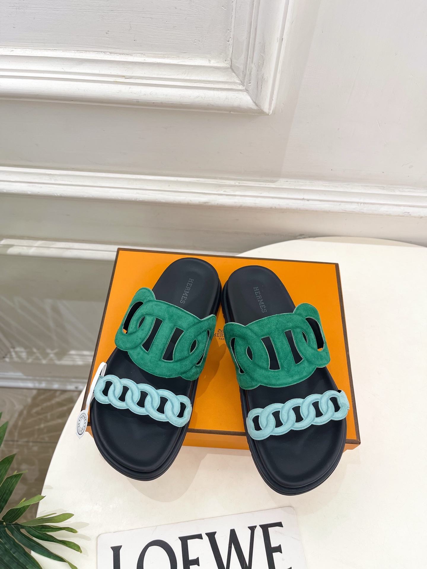 NO:593893,* Hermès 25 2025 new products, top version of the classic Extra hollow pig nose casual slippers series, original specific leather upper, imported hybrid sheepskin lining, original molded custom non-slip outsole, high flat heel, shoe size: 35-39 (40.41.42. Customized, non-returnable) (with original airplane box), slippers, hermes, slippers, sheepskin19860909* 爱玛仕 25 2025新品 顶级版本经典Extra镂空猪鼻子休闲拖鞋系列 鞋面原版特定皮料 内里进口混种羊皮 大底原版开模定制防滑大底  跟高平底 鞋码:35-39（40.41.42.定做不退换）（配原版飞机盒）,拖鞋,hermes,slippers,sheepskin,Women's Shoes