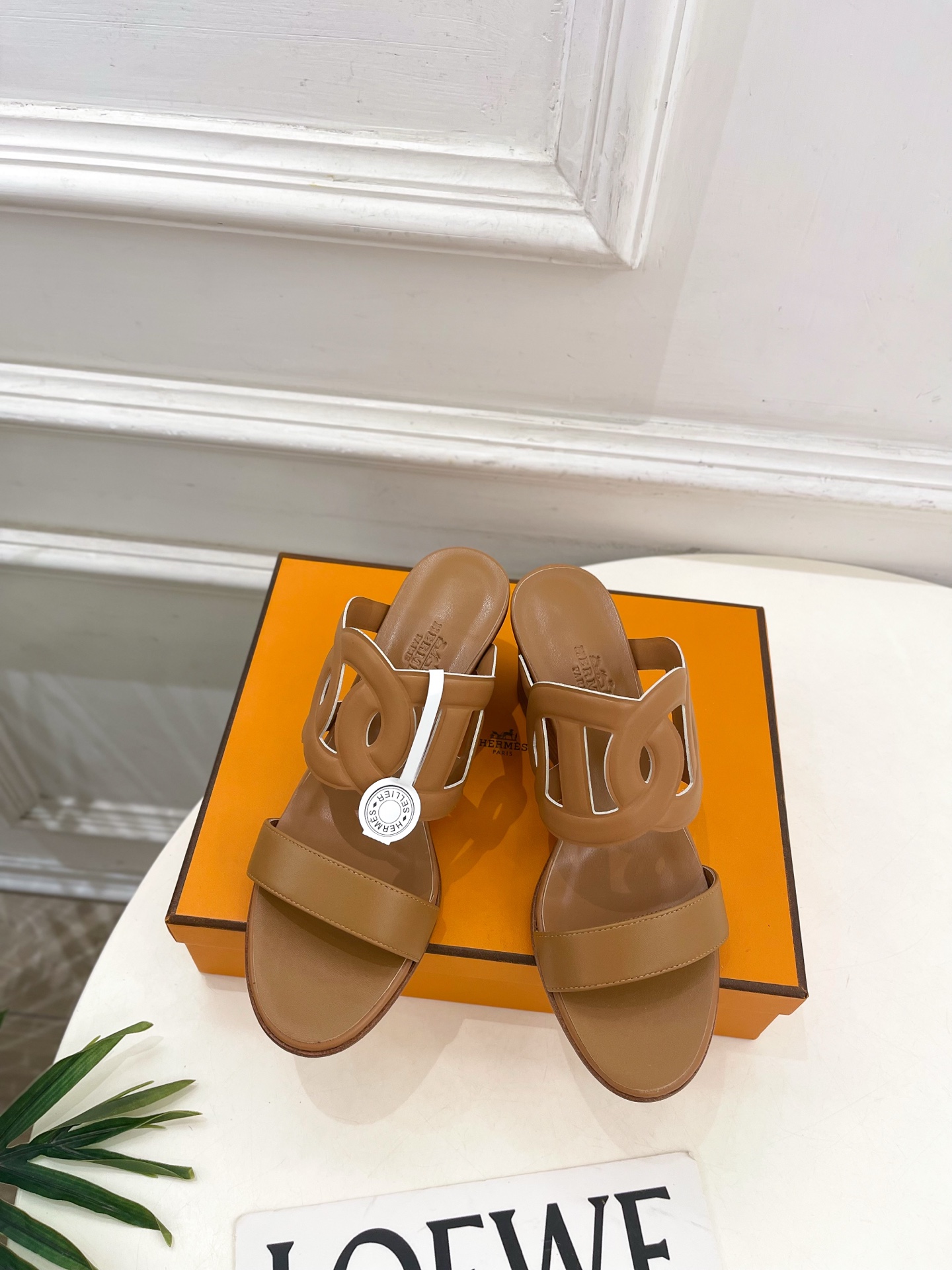 NO:593885,*Hermès 25 2025 new products, top version of the classic Lipari 70 hollow pig nose wedge slippers series, original custom-made suede goatskin upper, imported mixed sheepskin lining, original Italian genuine leather outsole, 7cm heel height  Shoe size: 35-39 (40.41.42. Customized, non-refundable) (with original airplane box), slippers, hermes, slippers, sheepskin, chamois leather, Leather soles19860909* 爱玛仕 25 2025新品 顶级版本经典Lipari 70镂空猪鼻子坡跟拖鞋系列 鞋面原版特定制麂皮山羊皮 内里进口混种羊皮 大底原版意大利真皮大底  跟高7cm 鞋码:35-39（40.41.42.定做不退换）（配原版飞机盒）,拖鞋,hermes,slippers,sheepskin,chamois leather,Leather soles,Women's Shoes