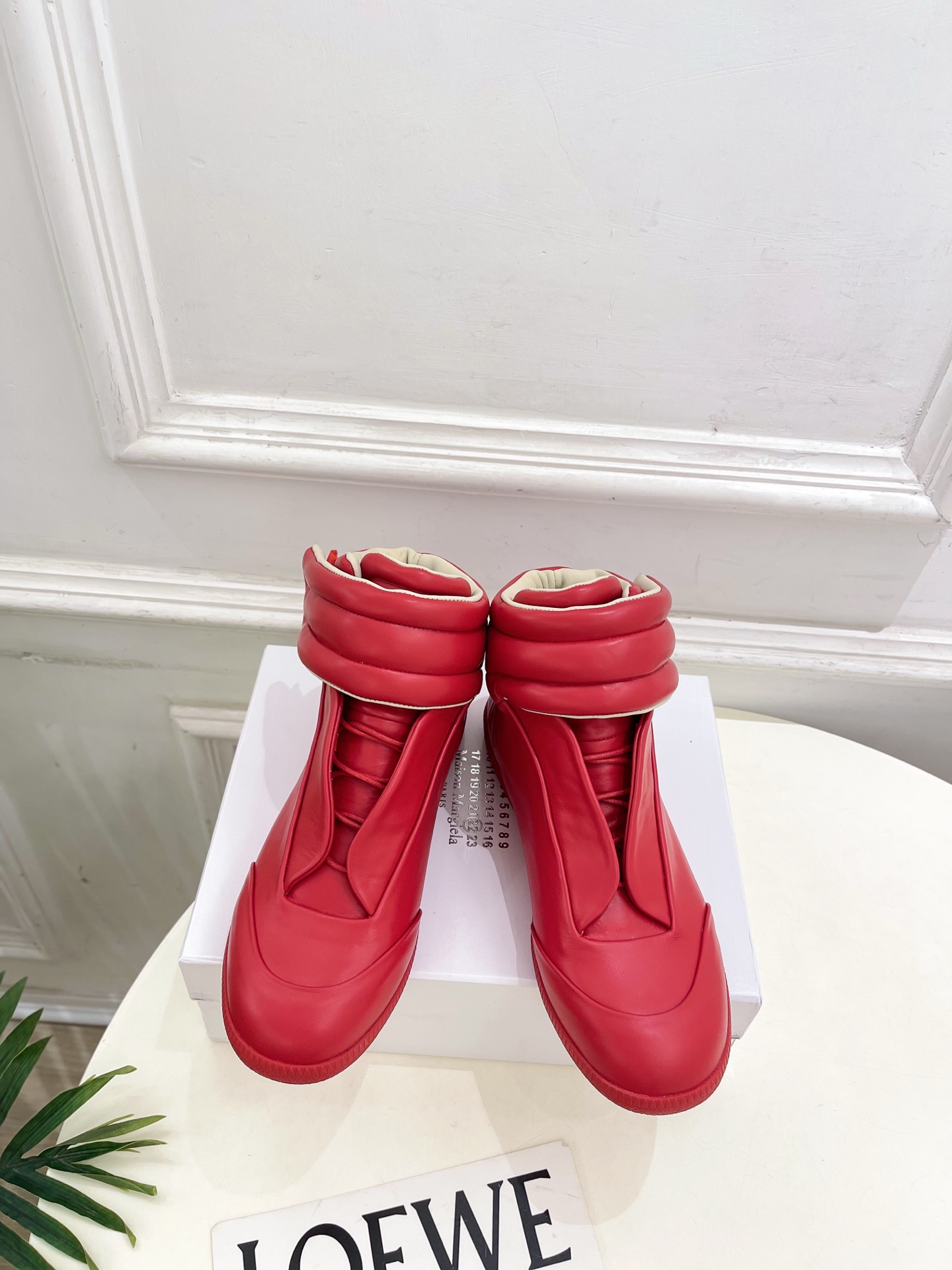 NO:593899,Maison Margiela · Margiela 2025ss new autumn and winter products Margiela Future Sneaker retro high-top casual shoes—————————— MM6 is the most popular genius designer brand in the past two years. Its simple design and luxurious texture will make you put it down. If you don’t want to hit the streets, you can check out this brand. It is relatively niche but is so easy to match. You can see this brand everywhere on Instagram and Xiaohongshu!  BS original one-to-one customization, original custom-made cowhide for the upper, imported silk sheepskin lining, original open-molded anti-slip outsole, size men's 39-44 (45.46.47.48 customization) (note 45-48 customization code), casual shoes/sports shoes, masion margiela, masion margiela, sneakers, cowhide, sheepskin19860909Maison Margiela· 马吉拉 2025ss 秋冬新品 马吉拉Future Sneaker复古高帮休闲鞋————————— MM6作为这两年最受欢迎的鬼才设计师品牌,设计简单、奢华的质感让你爱不释手 不想满大街撞款的可以看看这个品牌,比较小众却又是那么好搭配,ins、小红书随处可见这个品牌的身影 ！BS原版一比一定制 鞋面原版定制牛皮 内里进口丝绸羊皮里 大底原版开模防滑大底 码数男款39-44（45.46.47.48定制） （注45-48定制码）,休闲鞋/运动鞋,masion margiela,masion margiela,sneakers,cowhide,sheepskin,Women's Shoes