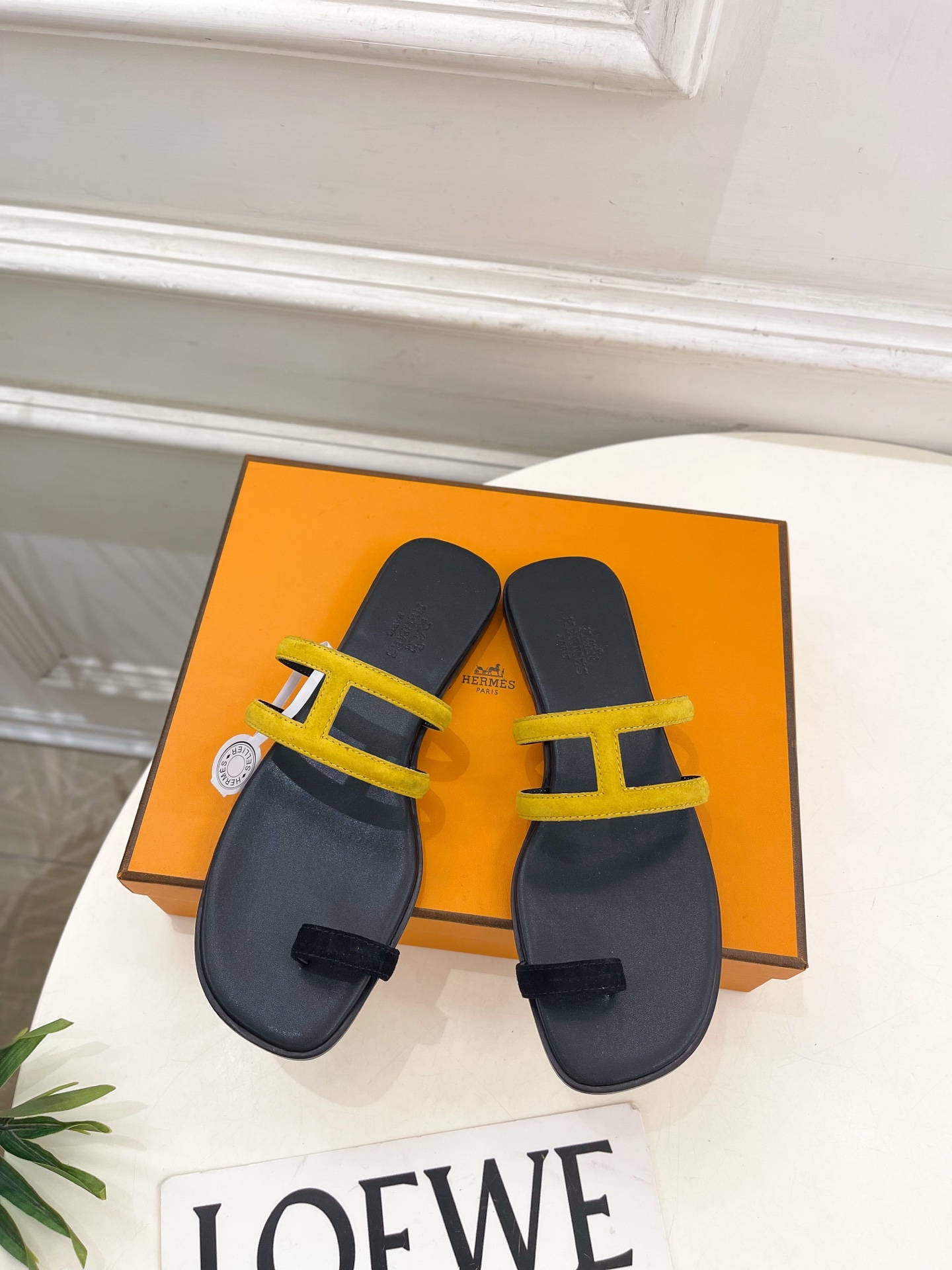 NO:593877,* Hermès 25 2025 new products, top version of the classic H-shaped flat thong slippers series, original custom-made leather upper, imported hybrid sheepskin lining, original Italian leather outsole, high flat heel, shoe size: 35-39 (40.41.42. Customized, non-returnable) (with original airplane box), split-toe shoes, hermes, slippers, sheepskin, Leather soles19860909* 爱玛仕 25 2025新品 顶级版本经典H型平底夹趾拖鞋系列 鞋面原版特定制皮料 内里进口混种羊皮 大底原版意大利真皮大底 跟高平底 鞋码:35-39（40.41.42.定做不退换）（配原版飞机盒）,分趾鞋,hermes,slippers,sheepskin,Leather soles,Women's Shoes