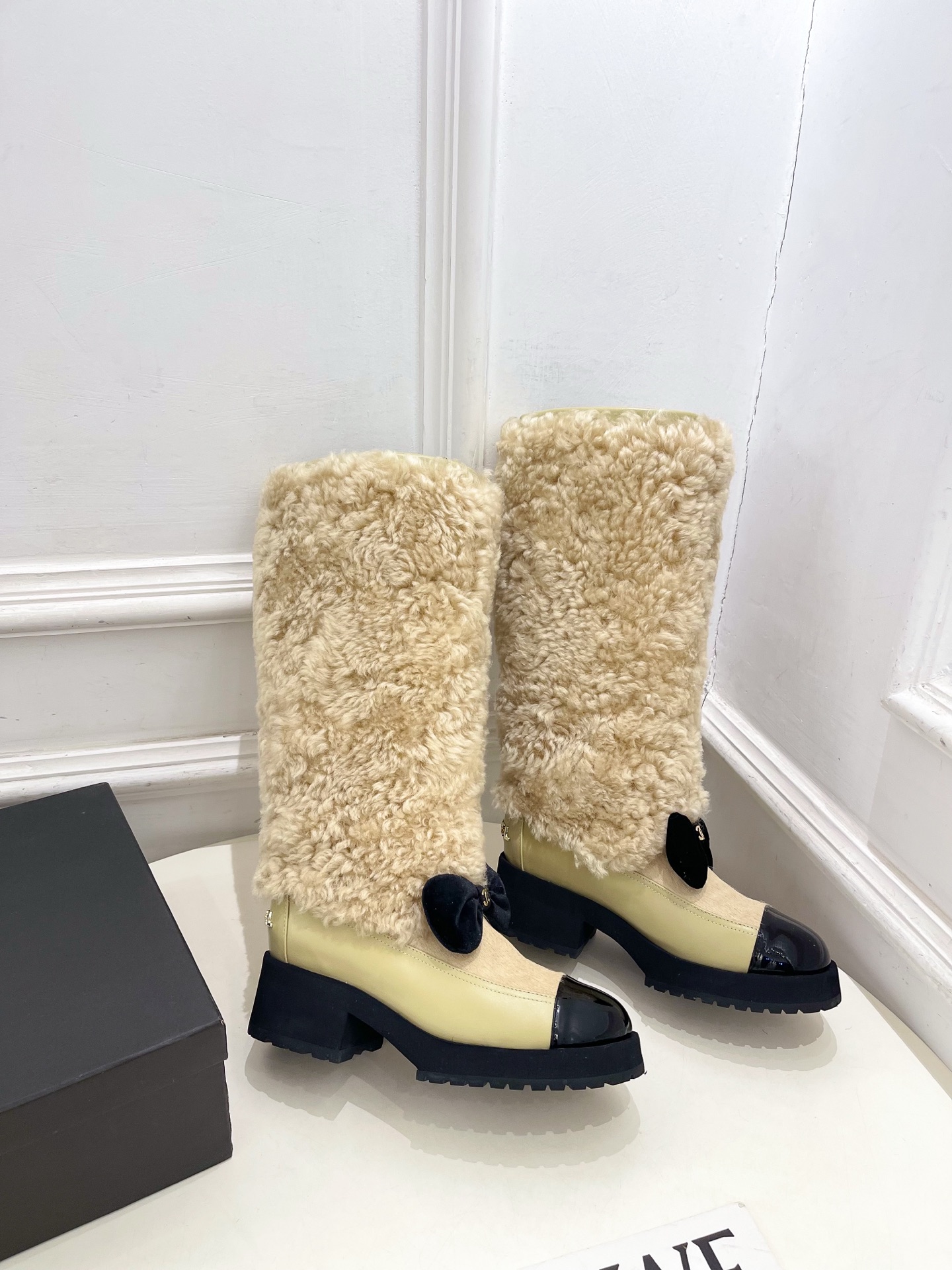 NO:594135,| Xiaoxiang 25 new autumn and winter products, classic catwalk models in the counter, Xiaoxiang double C bow color-blocked thick-soled wool boots are new in the series. A must-have in the BS fashion circle, the matching will interpret the meticulous, minimalist and never-fading classic elements, showing a unique dressing style that is too beautiful to say. A must-have item for summer... ━━━━━ t ━━━━━  Highly customized upper with original lambskin and wool, lining with imported silk sheepskin, original molded custom anti-slip outsole, 5cm heel height, shoe size: 35-39 (40.41 customized, non-returnable) short boots, long boots, snow boots, boots, sheepskin19860909| 小香 25  秋冬新品 专柜经典走秀款 小香双C蝴蝶结拼色厚底羊毛长靴 系列上新 BS时尚圈的绝绝子 搭配将演绎着细致 极简 永不褪去的经典元素 展现与众不同的穿搭风格美到无话可说 夏季必入款…… ━━━━━ t ━━━━━ 鞋面高定制原版小羊皮拼接羊毛 内里进口丝绸羊皮里 大底原版开模定制防滑大底  跟高5cm 鞋码: 35-39（40.41定制不退换） 短靴 长靴,雪地靴,boots,sheepskin,Women's Shoes