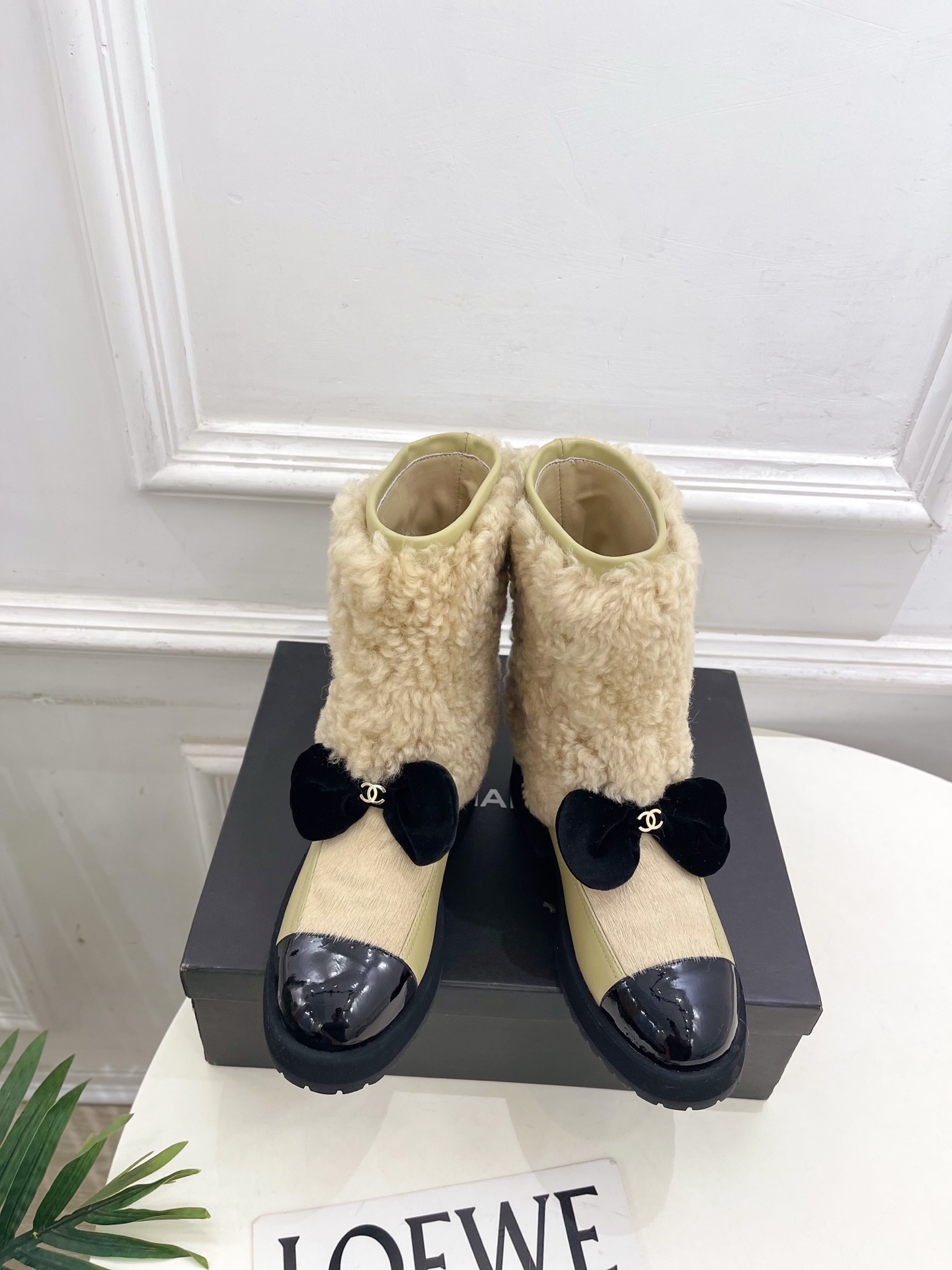 NO:594138,| Xiaoxiang 25 new autumn and winter products, classic catwalk models at the counter, Xiaoxiang double C bow color-blocked thick-soled wool short boots are new in the series. A must-have in the BS fashion circle, the matching will interpret the meticulous, minimalist and classic elements that will never fade away, showing a unique dressing style that is too beautiful to say. A must-have item for summer... ━━━━━ t ━━━━━  Highly customized upper with original lambskin and wool, lining with imported silk sheepskin, original molded custom anti-slip outsole, 5cm heel height, shoe size: 35-39 (40.41 customized, non-returnable) short boots, long boots, snow boots, boots, sheepskin19860909| 小香 25  秋冬新品 专柜经典走秀款 小香双C蝴蝶结拼色厚底羊毛短靴 系列上新 BS时尚圈的绝绝子 搭配将演绎着细致 极简 永不褪去的经典元素 展现与众不同的穿搭风格美到无话可说 夏季必入款…… ━━━━━ t ━━━━━ 鞋面高定制原版小羊皮拼接羊毛 内里进口丝绸羊皮里 大底原版开模定制防滑大底  跟高5cm 鞋码: 35-39（40.41定制不退换） 短靴 长靴,雪地靴,boots,sheepskin,Women's Shoes