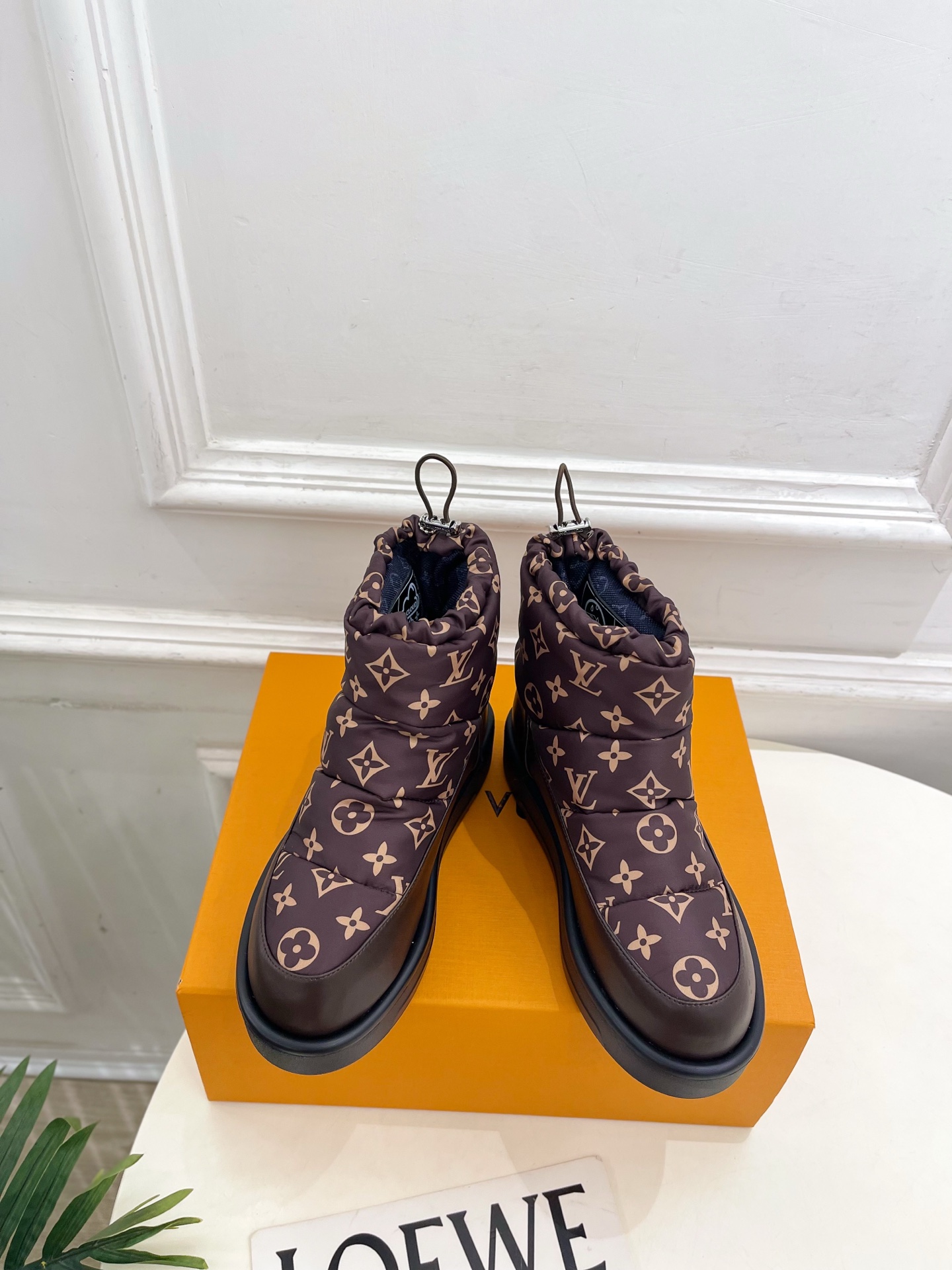 NO:594161,LV | Louis Vuitton 25 2025 autumn and winter new products top version, the counter features the latest LV presbyopia down snow boots, new hard goods, BS purchasing level!  Full of high-end feel!  A popular model among bloggers at home and abroad, it is retro, fashionable and looks great on your feet!  The official website's main recommendation★ ━━━━━ t ━━━━━ Original custom-made floral cloth on the upper, original specific logo mesh on the lining, original molded non-slip outsole, sole height 4cm, shoe size: 35-39 (40, 41 customization is not returnable), snow boots, louis vuitton, louis vuitton, boots, down  jacket19860909LV | 路易威登 25 2025秋冬新品顶级版本 专柜主打最新款LV 老花羽绒雪地靴 硬货上新 BS代购级别！高级感十足！国内外博主刷爆的一款,复古又时髦上脚美炸了！官网主推款★ ━━━━━ t ━━━━━ 鞋面原版定制老花布 内里原版特定logo网布 大底原版开模防滑大底 底高4cm 鞋码: 35-39（40、41定制不退换）,雪地靴,louis vuitton,louis vuitton,boots,down jacket,Women's Shoes