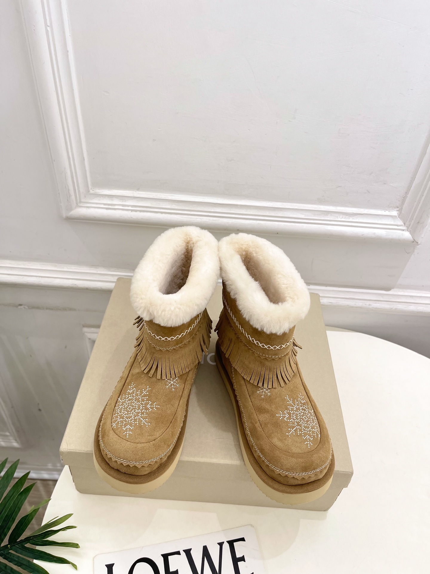 NO:594152,unfolio 25 new autumn and winter products, retro embroidered snowflake fur snow boots ————————— As the most popular genius designer brand in the past two years, its simple design and luxurious texture will make you fall in love with it. If you don’t want to hit the streets, you can check out this brand. It is relatively niche but is so easy to match. You can see this brand everywhere on Instagram and Xiaohongshu!  BS original one-to-one customization. Original custom-made imported sheep upper. Imported wool lining. Original outsole. Customized outsole. Heel height 2cm. Size 35-39 (40.41 customization is non-refundable). Snow boots, boots, sheep.19860909unfolio 25 秋冬新品 复古刺绣雪花毛毛雪地靴 ————————— 作为这两年最受欢迎的鬼才设计师品牌,设计简单、奢华的质感让你爱不释手 不想满大街撞款的可以看看这个品牌,比较小众却又是那么好搭配,ins、小红书随处可见这个品牌的身影！BS原版一比一定制 鞋面原版定制进口羊猄 内里进口羊毛里 大底原版开模定制大底 跟高2cm 码数35-39（40.41定制不退换）,雪地靴,boots,sheep,Women's Shoes
