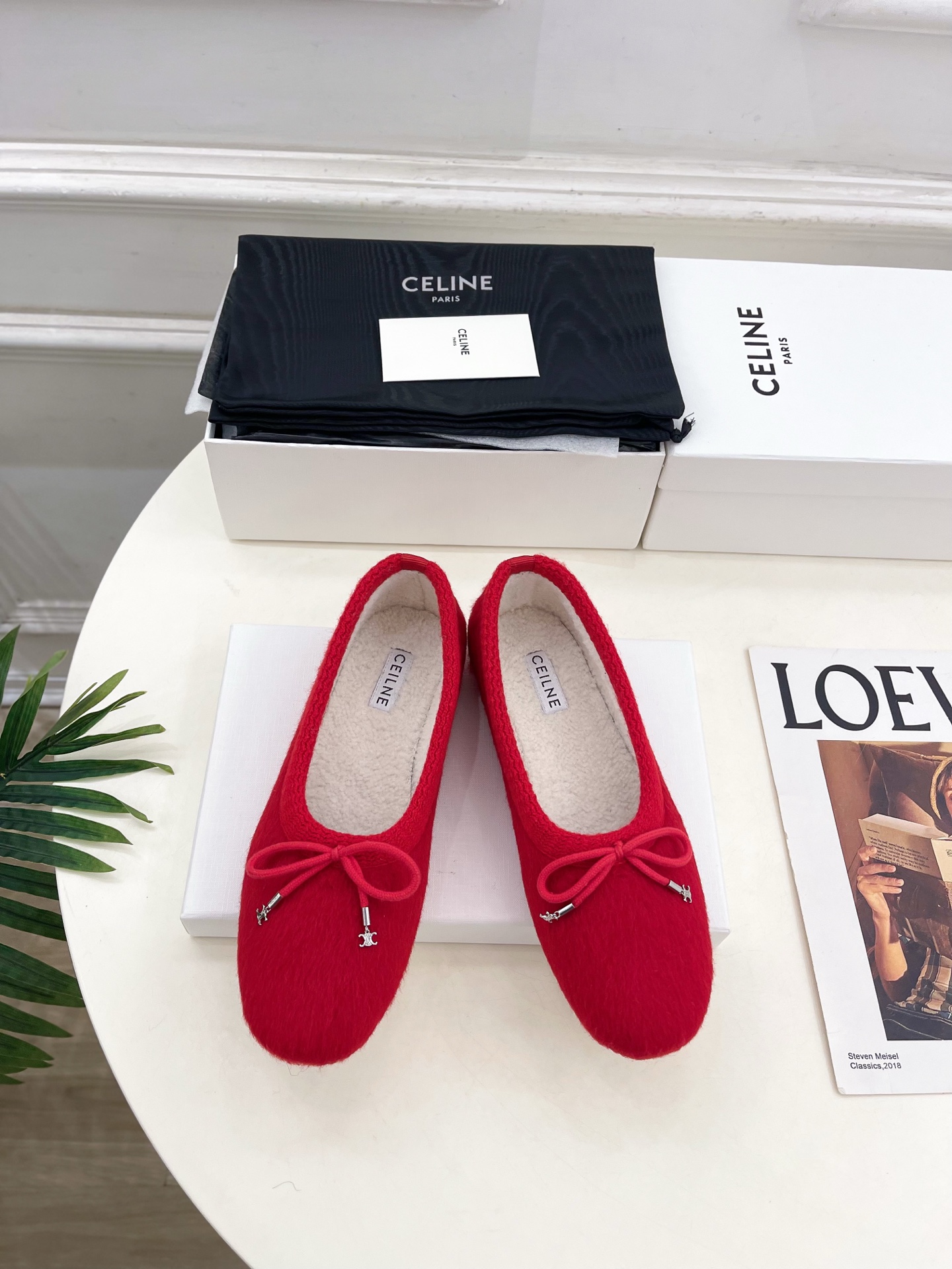 NO:594143,CELINE | Celine 25 2025 autumn and winter new products Arc de Triomphe ABBY bow furry flat ballet shoes are new!  BS Celine this season is really cool and unique. You must buy a pair of celing white shoes this year. They are retro style classics. They are super versatile, simple and elegant. They can be matched casually with skirts and trousers. They have a perfect look that shows off its brand atmosphere. ━━━━━ t ━━━━━ The upper is specially imported knitted wool and the lining is imported wool lining/sheepskin lining.  Outsole: Genuine leather outsole imported from Italy, high sole, flat sole, shoe size: 35-39 (40. Customized, non-refundable), ballet shoes, celine, celine, skirts, sheepskin, Leather soles19860909CELINE | 赛琳 25 2025秋冬新品 凯旋门ABBY蝴蝶结毛毛平底芭蕾鞋 上新！ BS 这一季的赛琳真的是开了挂、太有特色了  今年必须要入手一双celing 小白鞋 ,复古风经典款 超级百搭 简单大气 无论裙装裤装都能随意搭配 妥妥的颜霸 无不彰显它的品牌气息. ━━━━━ t ━━━━━ 鞋面特定进口针织羊毛 内里进口羊毛里/羊皮里 大底意大利进口真皮大底 底高平底 鞋码: 35-39（40.定制不退换）,芭蕾舞鞋,celine,celine,skirts,sheepskin,Leather soles,Women's Shoes