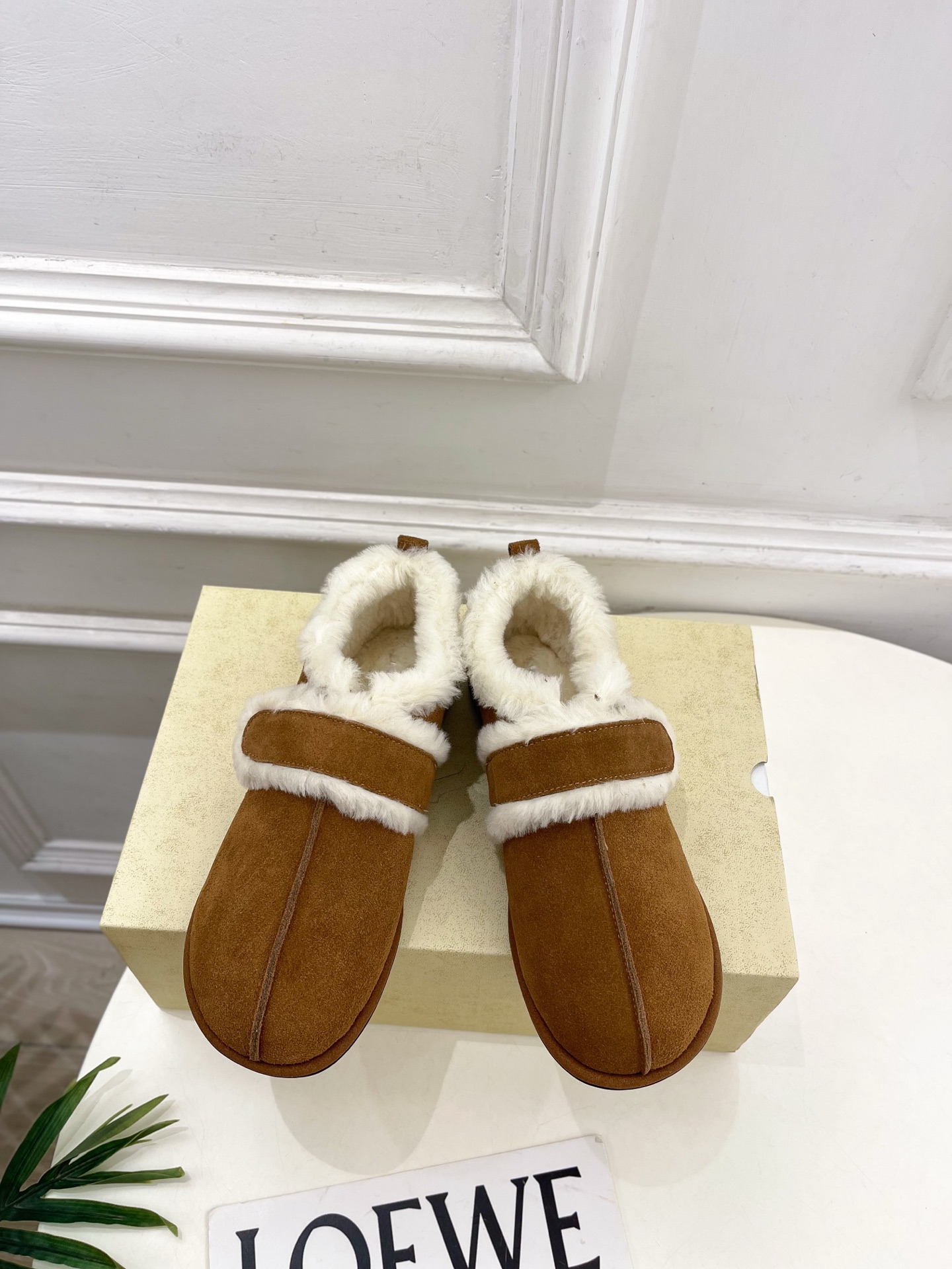 NO:594140,The row 2025 autumn and winter new retro Velcro fur shoes ———————— As the most popular designer brand in the past two years, the design is simple, the details are clever, fresh and refined!  If you don’t want to hit the streets with random styles, you can check out this brand. It’s relatively niche but is so easy to match. You can see this brand everywhere on Instagram and Xiaohongshu!  BS original version customized one to one!  Original specific nubuck leather upper, imported wool lining, original molded outsole, custom-made non-slip outsole, high flat heel, size 35-39 (40.41 custom-made, non-returnable), loafers, fur shoes, loafers19860909The row 2025秋冬新品复古魔术贴毛毛鞋 ————————— 作为这两年最受欢迎的设计师牌,设计简单、细节巧妙、清新脱俗！ 不想满大街撞款的可以看看这个品牌,比较小众却又是那么好搭配,ins、小红书随处可见这个品牌的身影 ！BS原版一比一定制！ 鞋面原版特定磨砂皮 内里进口羊毛里 大底原版开模定制防滑大底 跟高平底 码数35-39(40.41订做不退换）,乐福鞋毛毛鞋,loafers,Women's Shoes