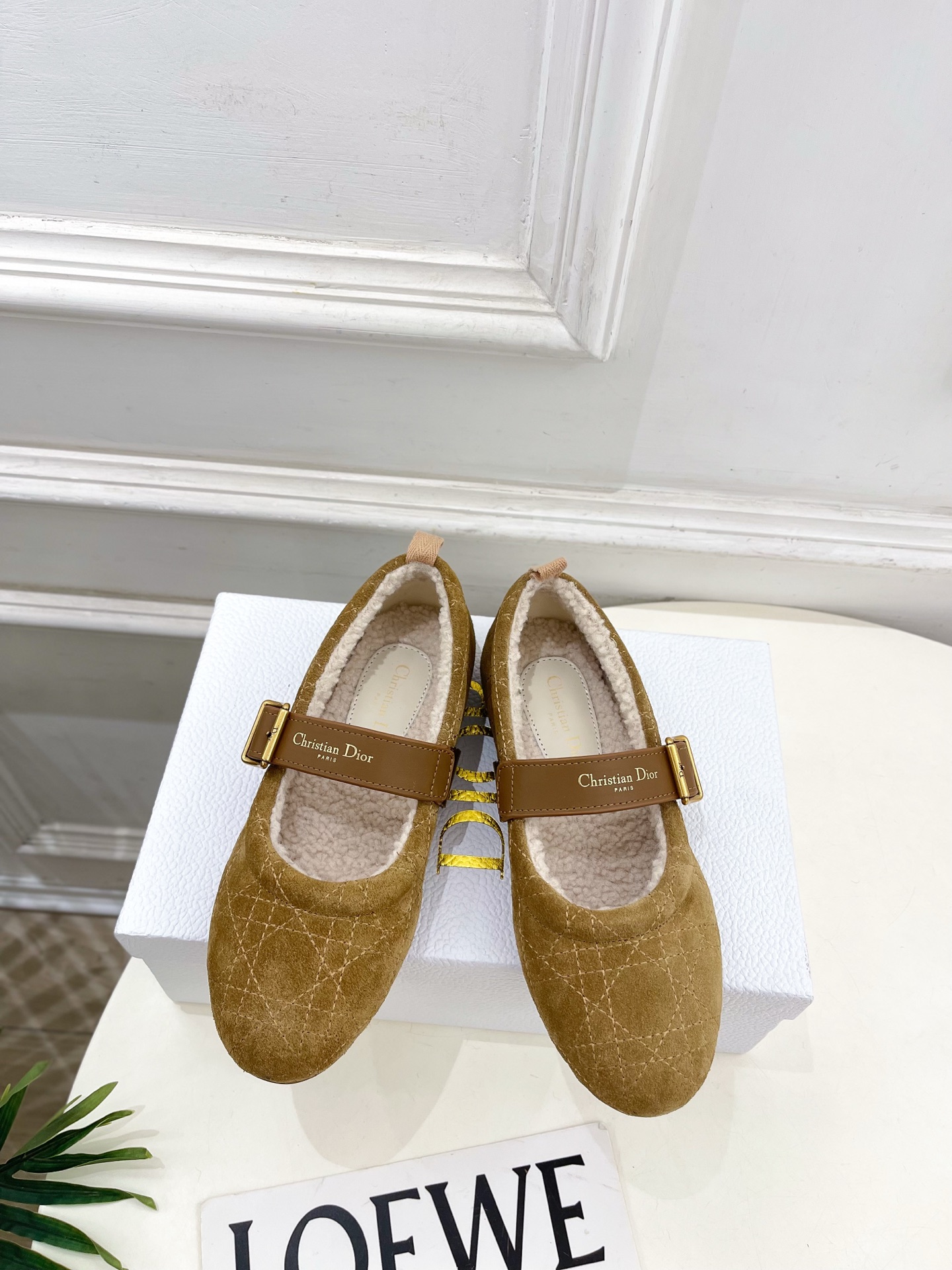 NO:594160,Dior | Dior 25 2025 autumn and winter new products, top version, counter flagship new DiorAlps, Dior Frost, cannage pattern ballet shoes, furry shoes, new hard goods, BS purchasing level!  Full of high-end feel!  A popular model among bloggers at home and abroad, it’s retro and fashionable, and your feet look stunning!  The official website's main recommendation★ ━━━━━ t ━━━━━ Original custom-made cowhide upper Lining: Imported wool lining Original molded custom anti-slip outsole Shoe size: 35-39 (40.41 customized non-refundable), ballet shoes, dior, dior, loro piana19860909Dior | 迪奥 25 2025秋冬新品 顶级版本 专柜主打新款 DiorAlps Dior Frost 藤格纹芭蕾鞋毛毛鞋 硬货上新 BS代购级别！高级感十足！国内外博主刷爆的一款,复古又时髦 上脚美炸了！官网主推款★ ━━━━━ t ━━━━━ 鞋面原版定制牛猄  内里: 进口羊毛里 大底原版开模定制防滑大底 鞋码: 35-39（40.41定制不退换）,芭蕾舞鞋,dior,dior,loro piana,Women's Shoes