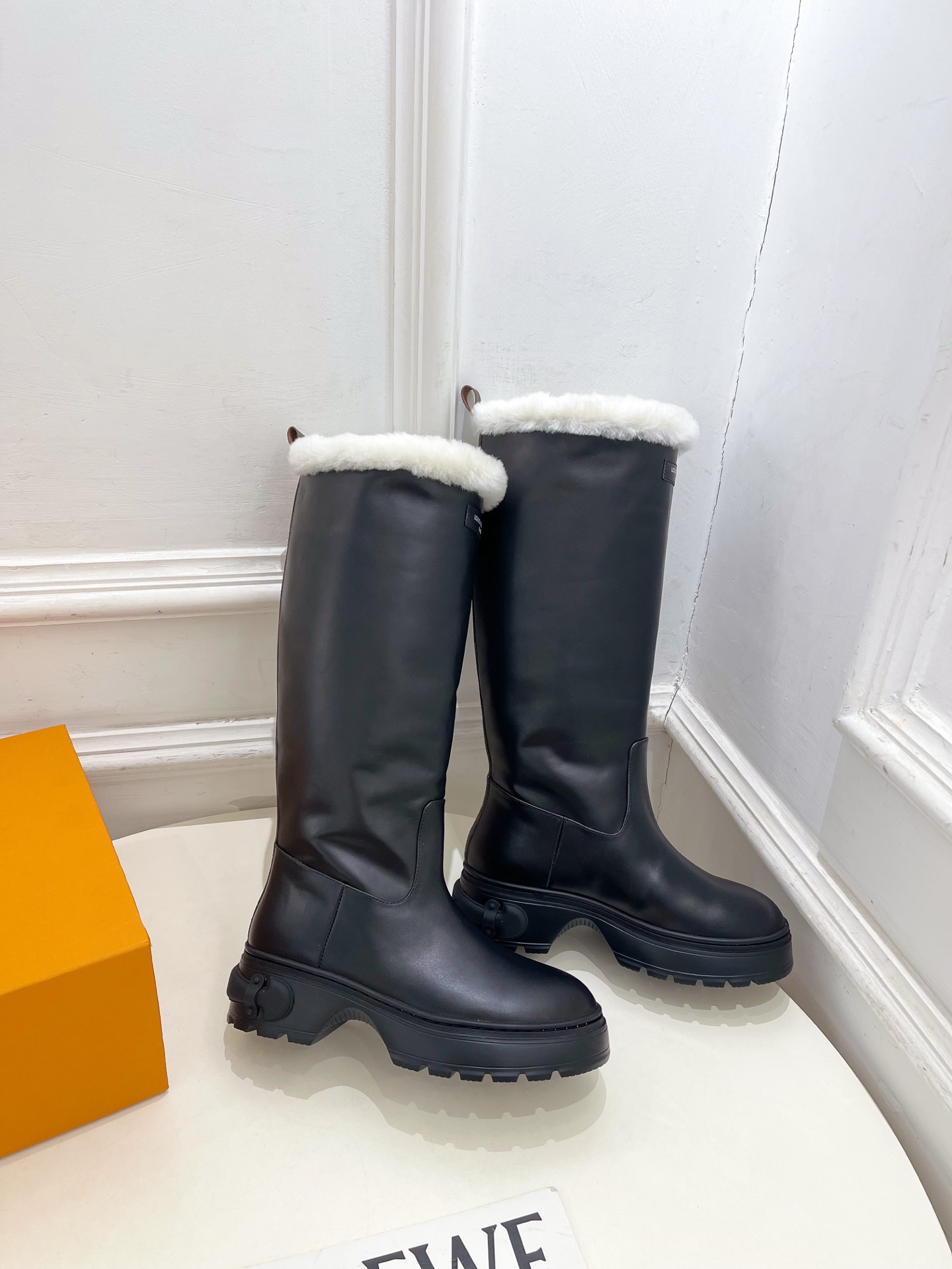 NO:613974,LV | Louis Vuitton 25 2025 autumn and winter new products top version, the counter features the latest LV SQUAD wool high boots, new hard goods, BS purchasing level!  Full of high-end feel!  A popular model among bloggers at home and abroad, it is retro, fashionable and looks great on your feet!  The official website's main recommendation★ ━━━━━ t ━━━━━ Original specific calfskin for uppers Lining: Imported wool lining Original molded custom anti-slip outsole Heel height 5cm Shoe size: 35-39 (40.41 customized non-refundable), boots, louis vuitton, louis vuitton, boots, cowhide19860909LV | 路易威登 25 2025秋冬新品顶级版本 专柜主打最新款LV SQUAD 羊毛高筒靴 硬货上新 BS代购级别！高级感十足！国内外博主刷爆的一款,复古又时髦上脚美炸了！官网主推款★ ━━━━━ t ━━━━━ 鞋面原版特定小牛皮  内里: 进口羊毛里 大底原版开模定制防滑大底 跟高5cm 鞋码: 35-39（40.41定制不退换）,靴子,louis vuitton,louis vuitton,boots,cowhide,Women's Shoes