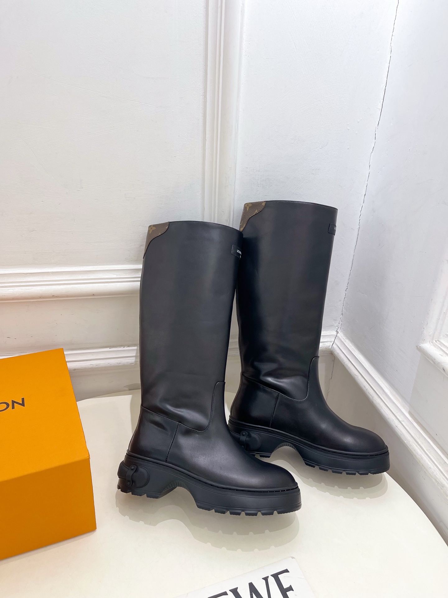 NO:613984,LV | Louis Vuitton 25 2025 autumn and winter new products top version, the counter features the latest LV SQUAD high boots and knight boots, new hard goods, BS purchasing level!  Full of high-end feel!  A popular model among bloggers at home and abroad, it is retro, fashionable and looks great on your feet!  The official website’s main recommendation★ ━━━━━t ━━━━━ Original specific calfskin upper. Lining: Imported breathable mesh lining. Original molded custom anti-slip outsole. Heel height 5cm. Shoe size: 35-39 (40.41 customization is not returnable), boots, louis vuitton, louis  vuitton,boots,cowhide19860909LV | 路易威登 25 2025秋冬新品顶级版本 专柜主打最新款LV SQUAD 高筒靴 骑士靴硬货上新 BS代购级别！高级感十足！国内外博主刷爆的一款,复古又时髦上脚美炸了！官网主推款★ ━━━━━ t ━━━━━ 鞋面原版特定小牛皮  内里: 进口透气网里 大底原版开模定制防滑大底 跟高5cm 鞋码: 35-39（40.41定制不退换）,靴子,louis vuitton,louis vuitton,boots,cowhide,Women's Shoes