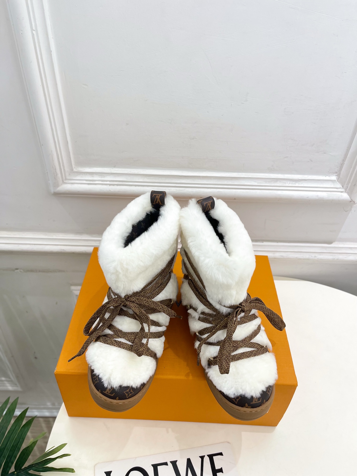 NO:613963,LV | Louis Vuitton 25 2025 Autumn and Winter new products, top version, the counter features the latest LV CLOUD lace-up wool snow boots, new hard goods, BS purchasing level!  Full of high-end feel!  A popular model among bloggers at home and abroad, it is retro, fashionable and looks great on your feet!  The official website's main recommendation★ ━━━━━ t ━━━━━ Original custom-made presbyopia leather wool on the upper, original specific logo mesh on the lining, original molded outsole, shoe size: 35-39 (40, 41 customization is not returnable), snow boots, louis vuitton, louis vuitton, boots19860909LV | 路易威登 25 2025 秋冬新品顶级版本 专柜主打最新款LV CLOUD系带羊毛雪地靴 硬货上新 BS代购级别！高级感十足！国内外博主刷爆的一款,复古又时髦上脚美炸了！官网主推款★ ━━━━━ t ━━━━━ 鞋面原版定制老花皮羊毛 内里原版特定logo网布 大底原版开模大底  鞋码: 35-39（40、41定制不退换）,雪地靴,louis vuitton,louis vuitton,boots,Women's Shoes