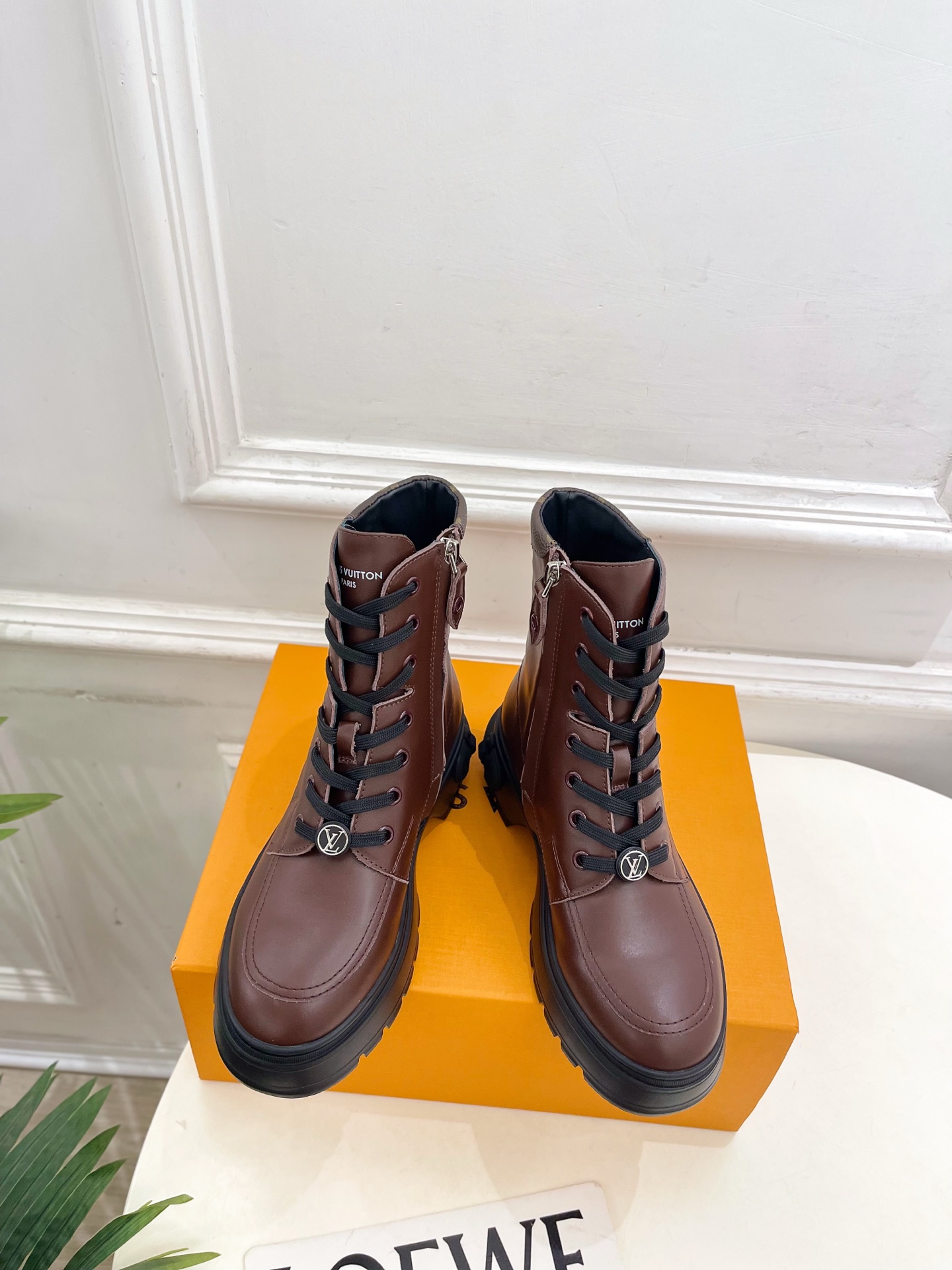 NO:613958,LV | Louis Vuitton 25 2025 autumn and winter new products top version, the counter features the latest LV SQUAD thick-soled Martin boots, new hard goods, BS purchasing level!  Full of high-end feel!  A popular model among bloggers at home and abroad, it is retro, fashionable and looks great on your feet!  The official website's main recommendation★ ━━━━━t ━━━━━ Original specific calfskin upper, lining: imported sheepskin lining, original molded outsole, customized non-slip outsole, 5cm heel height, shoe size: 35-39 (40.41 customized, non-returnable), boots, louis vuitton, louis  vuitton,boots,cowhide,sheepskin19860909LV | 路易威登 25 2025秋冬新品顶级版本 专柜主打最新款 LV SQUAD 厚底马丁靴 硬货上新 BS代购级别！高级感十足！国内外博主刷爆的一款,复古又时髦上脚美炸了！官网主推款★ ━━━━━ t ━━━━━ 鞋面原版特定小牛皮  内里: 进口羊皮里 大底原版开模定制防滑大底 跟高5cm 鞋码: 35-39（40.41定制不退换）,靴子,louis vuitton,louis vuitton,boots,cowhide,sheepskin,Women's Shoes