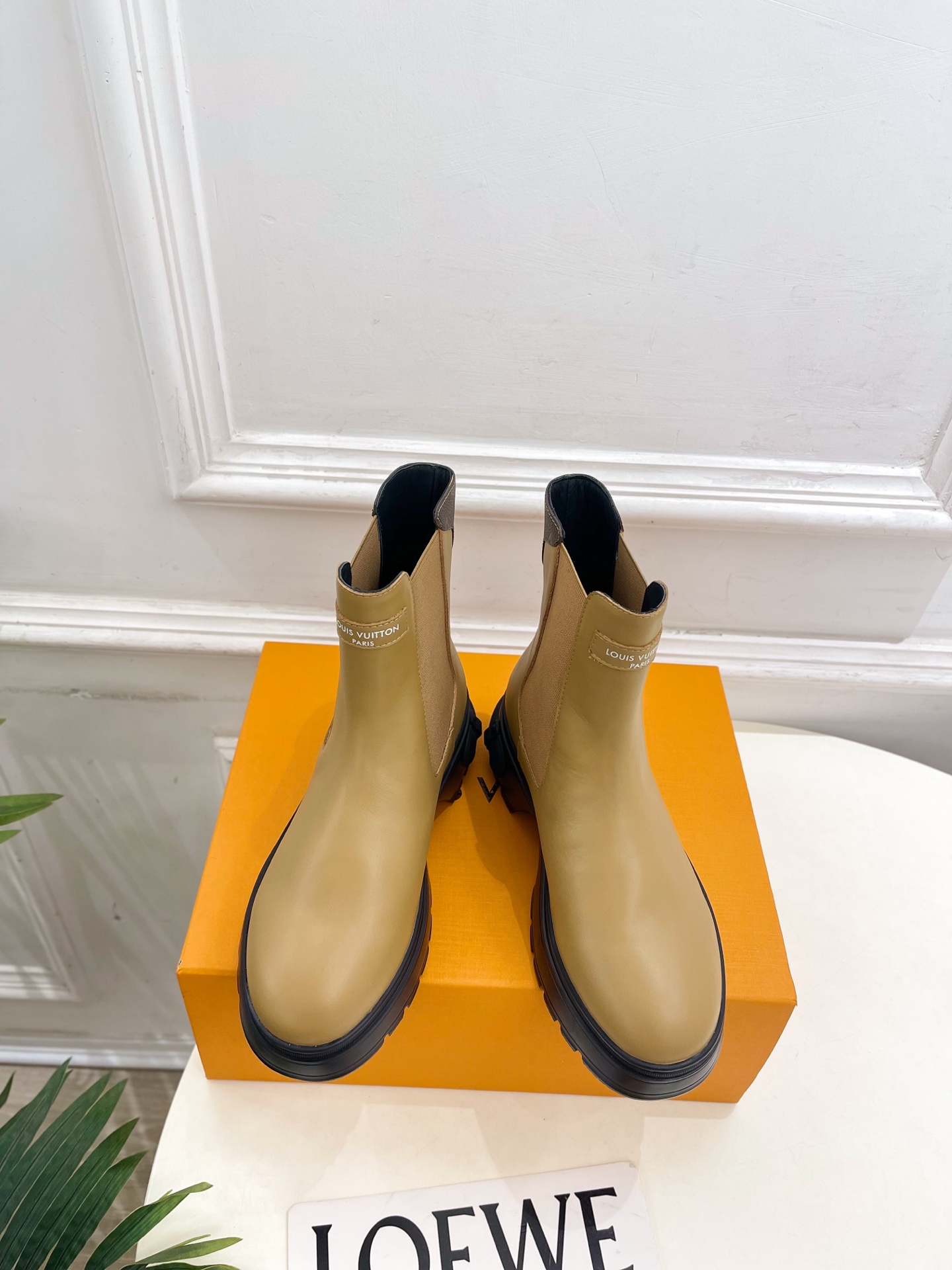 NO:613948,LV | Louis Vuitton 25 2025 autumn and winter new products top version, the counter features the latest LV SQUAD Chelsea ankle boots, new hard goods, BS purchasing level!  Full of high-end feel!  A popular model among bloggers at home and abroad, it is retro, fashionable and looks great on your feet!  The official website's main recommendation★ ━━━━━t ━━━━━ Original specific calfskin upper, lining: imported sheepskin lining, original molded outsole, customized non-slip outsole, 5cm heel height, shoe size: 35-39 (40.41 customized, non-returnable), boots, louis vuitton, louis  vuitton,boots,cowhide,sheepskin19860909LV | 路易威登 25 2025秋冬新品顶级版本 专柜主打最新款 LV SQUAD 切尔西及踝靴 硬货上新 BS代购级别！高级感十足！国内外博主刷爆的一款,复古又时髦上脚美炸了！官网主推款★ ━━━━━ t ━━━━━ 鞋面原版特定小牛皮  内里: 进口羊皮里 大底原版开模定制防滑大底 跟高5cm 鞋码: 35-39（40.41定制不退换）,靴子,louis vuitton,louis vuitton,boots,cowhide,sheepskin,Women's Shoes