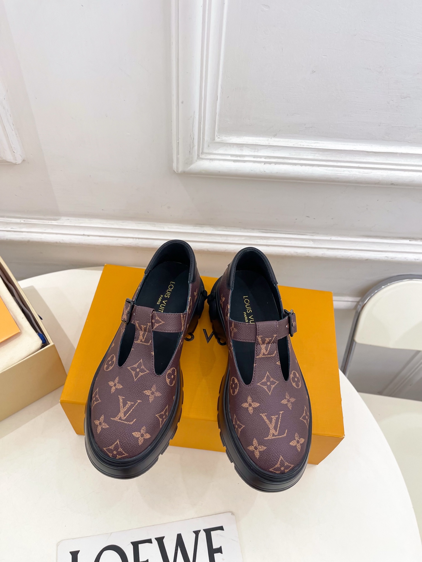 NO:613943,LV | Louis Vuitton 25 2025 autumn and winter new products top version, the counter features the latest LV SQUAD T-strap Mary Jane shoes, new hard goods, BS purchasing level!  Full of high-end feel!  A popular model among bloggers at home and abroad, it is retro, fashionable and looks great on your feet!  The official website's main recommendation★ ━━━━━ t ━━━━━ Upper original specific calfskin/presbyopia leather Lining: imported sheepskin lining Original molded custom anti-slip outsole Heel height 5cm Shoe size: 35-39 (40.41 customization is not returnable), Mary Jane, Louis Vuitton, Louis  vuitton,mary jane,cowhide,sheepskin19860909LV | 路易威登 25 2025秋冬新品顶级版本 专柜主打最新款 LV SQUAD T字带玛丽珍鞋 硬货上新 BS代购级别！高级感十足！国内外博主刷爆的一款,复古又时髦上脚美炸了！官网主推款★ ━━━━━ t ━━━━━ 鞋面原版特定小牛皮/老花皮  内里: 进口羊皮里 大底原版开模定制防滑大底 跟高5cm 鞋码: 35-39（40.41定制不退换）,玛丽珍,louis vuitton,louis vuitton,mary jane,cowhide,sheepskin,Women's Shoes