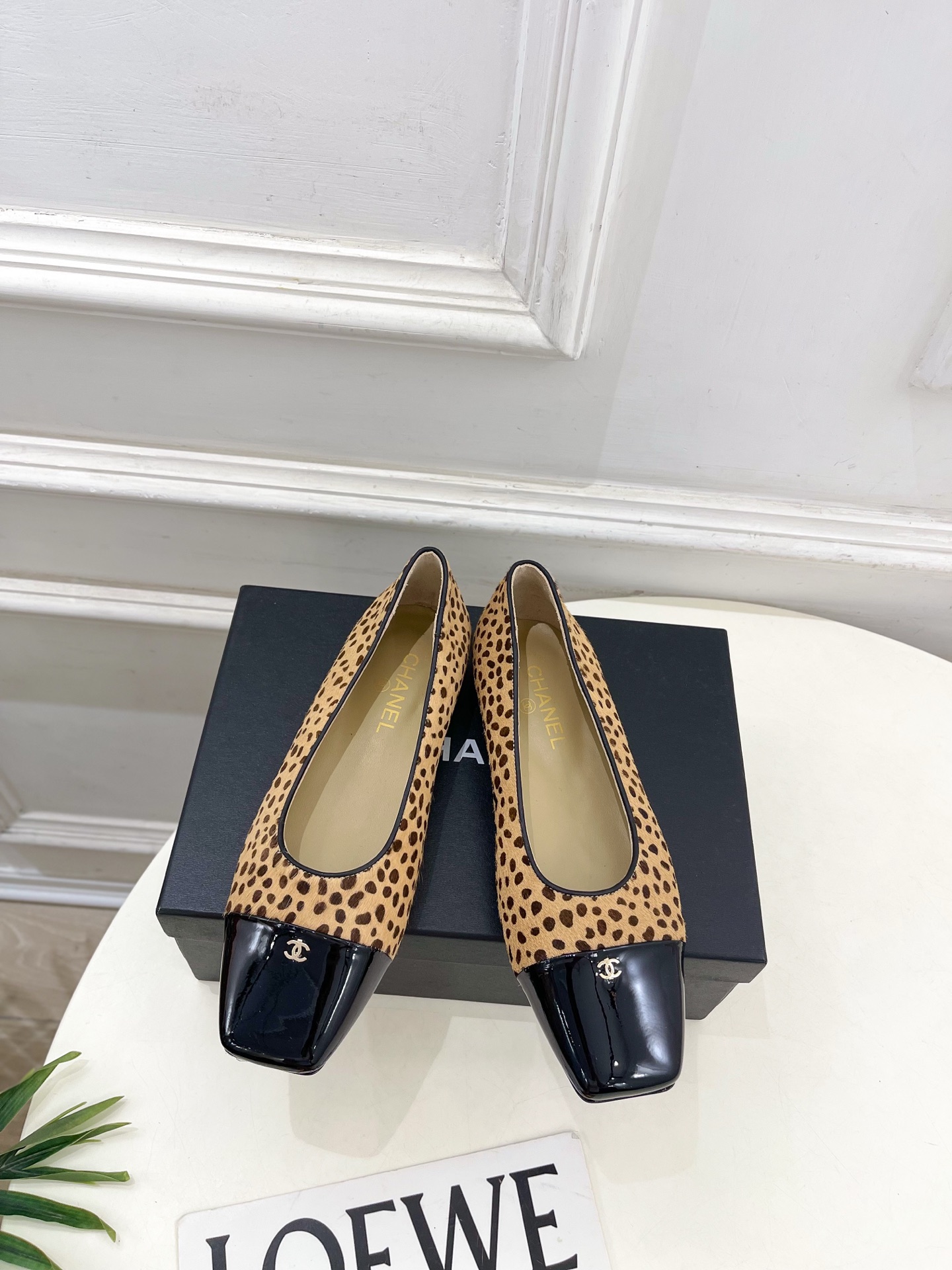 NO:613928,| Xiaoxiang 25 2025 autumn and winter new products, classic catwalk models in the counter, Xiaoxiang double C square toe color-blocked flat shoes are newly launched in the series. The absolute best in the BS fashion circle. The matching will interpret the meticulous, minimalist and never-fading classic elements, showing a unique dressing style that is too beautiful to say. A must-have style in summer... ━━━━━ t ━━━━━  Highly customized upper, patent leather, lining, imported silk sheepskin lining, outsole, original Italian leather outsole, high flat heel, shoe size: 35-39 (40.41 customized, non-returnable), mary jane, sheepskin, Leather soles19860909| 小香 25 2025 秋冬新品 专柜经典走秀款 小香双C方头拼色平底单鞋 系列上新 BS时尚圈的绝绝子 搭配将演绎着细致 极简 永不褪去的经典元素 展现与众不同的穿搭风格美到无话可说 夏季必入款…… ━━━━━ t ━━━━━ 鞋面高定制特殊面料漆皮  内里进口丝绸羊皮里 大底原版意大利真皮大底 跟高平底 鞋码: 35-39（40.41定制不退换）,玛丽珍,mary jane,sheepskin,Leather soles,Women's Shoes